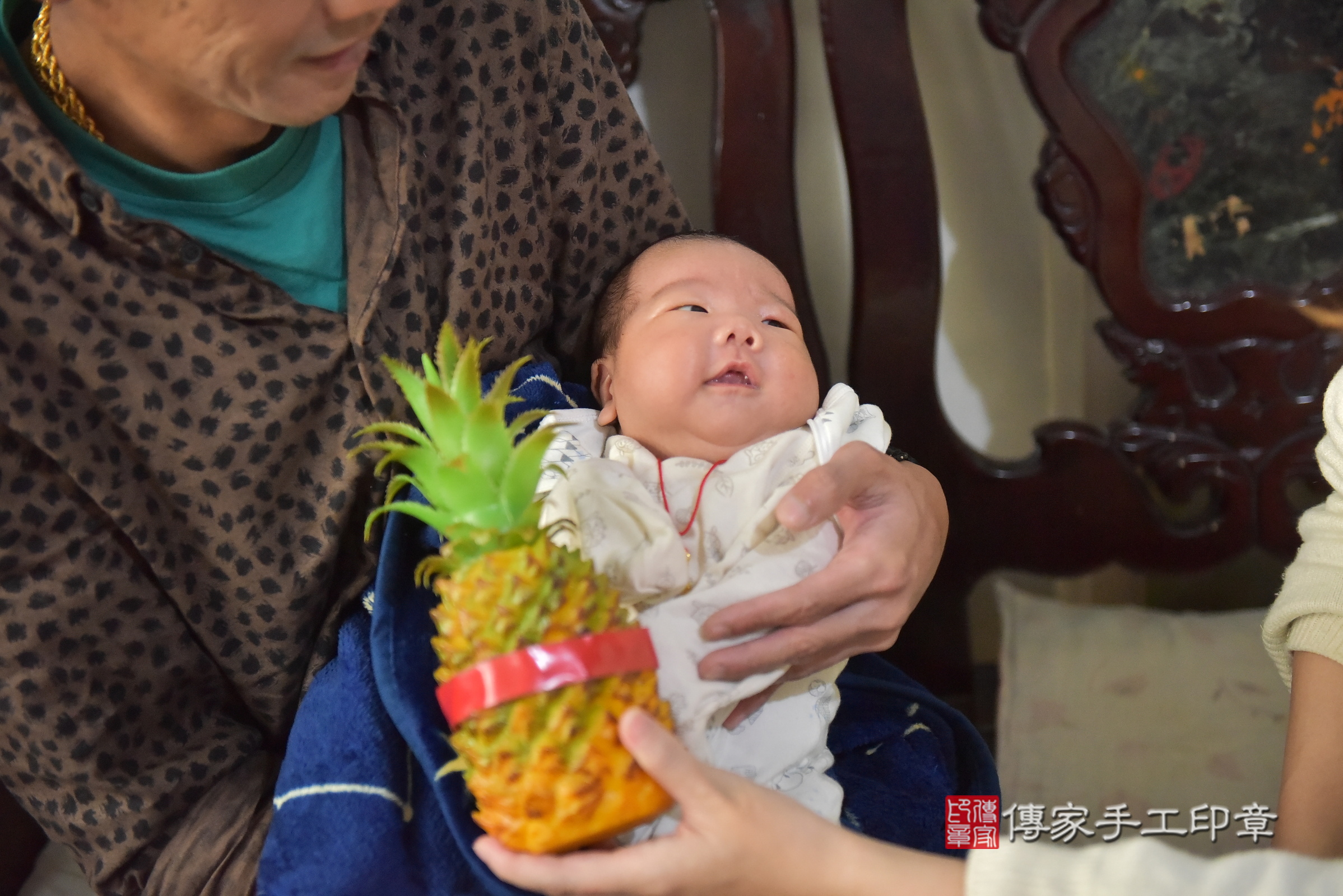 小云寶寶(台中市西區到府嬰兒小云寶寶滿月剃頭理髮、到府嬰兒剃胎毛儀式吉祥話)。到府剃頭剃胎毛主持、專業拍照、證書。★購買「臍帶章、肚臍章、胎毛筆刷印章」贈送：剃頭、收涎、抓周，三選一。2025.1.18，照片9