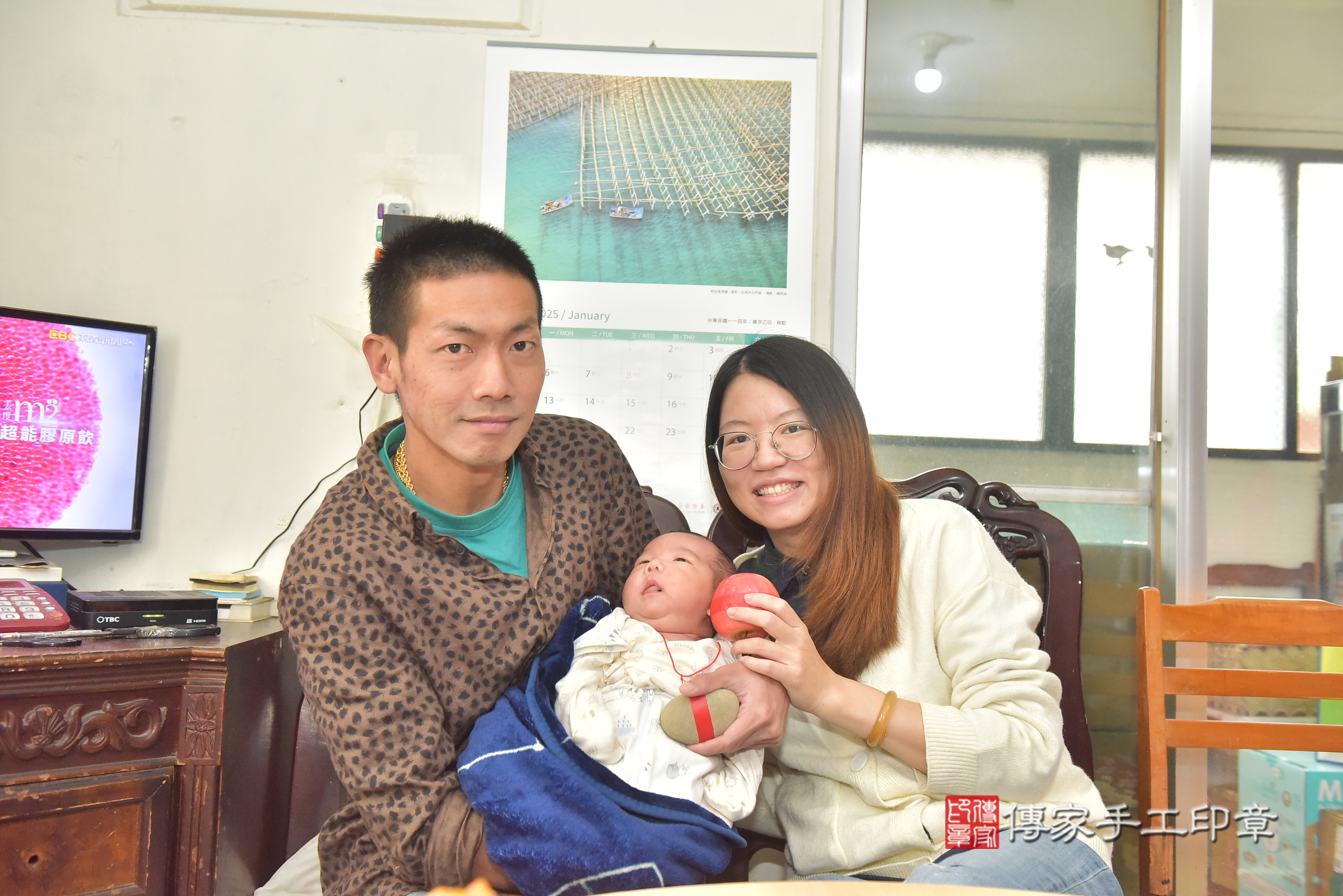 小云寶寶(台中市西區到府嬰兒小云寶寶滿月剃頭理髮、到府嬰兒剃胎毛儀式吉祥話)。到府剃頭剃胎毛主持、專業拍照、證書。★購買「臍帶章、肚臍章、胎毛筆刷印章」贈送：剃頭、收涎、抓周，三選一。2025.1.18，照片16