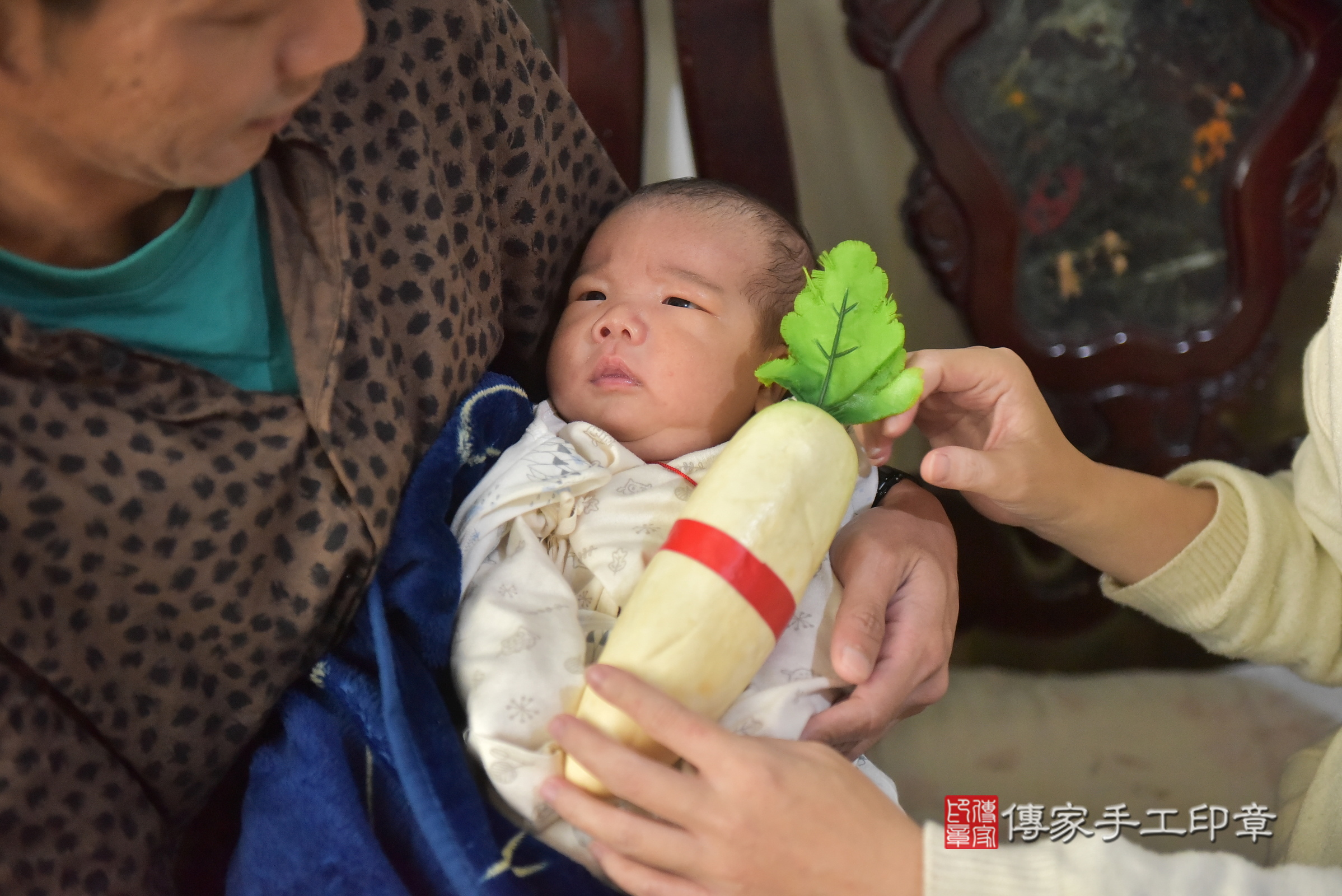 小云寶寶(台中市西區到府嬰兒小云寶寶滿月剃頭理髮、到府嬰兒剃胎毛儀式吉祥話)。到府剃頭剃胎毛主持、專業拍照、證書。★購買「臍帶章、肚臍章、胎毛筆刷印章」贈送：剃頭、收涎、抓周，三選一。2025.1.18，照片12