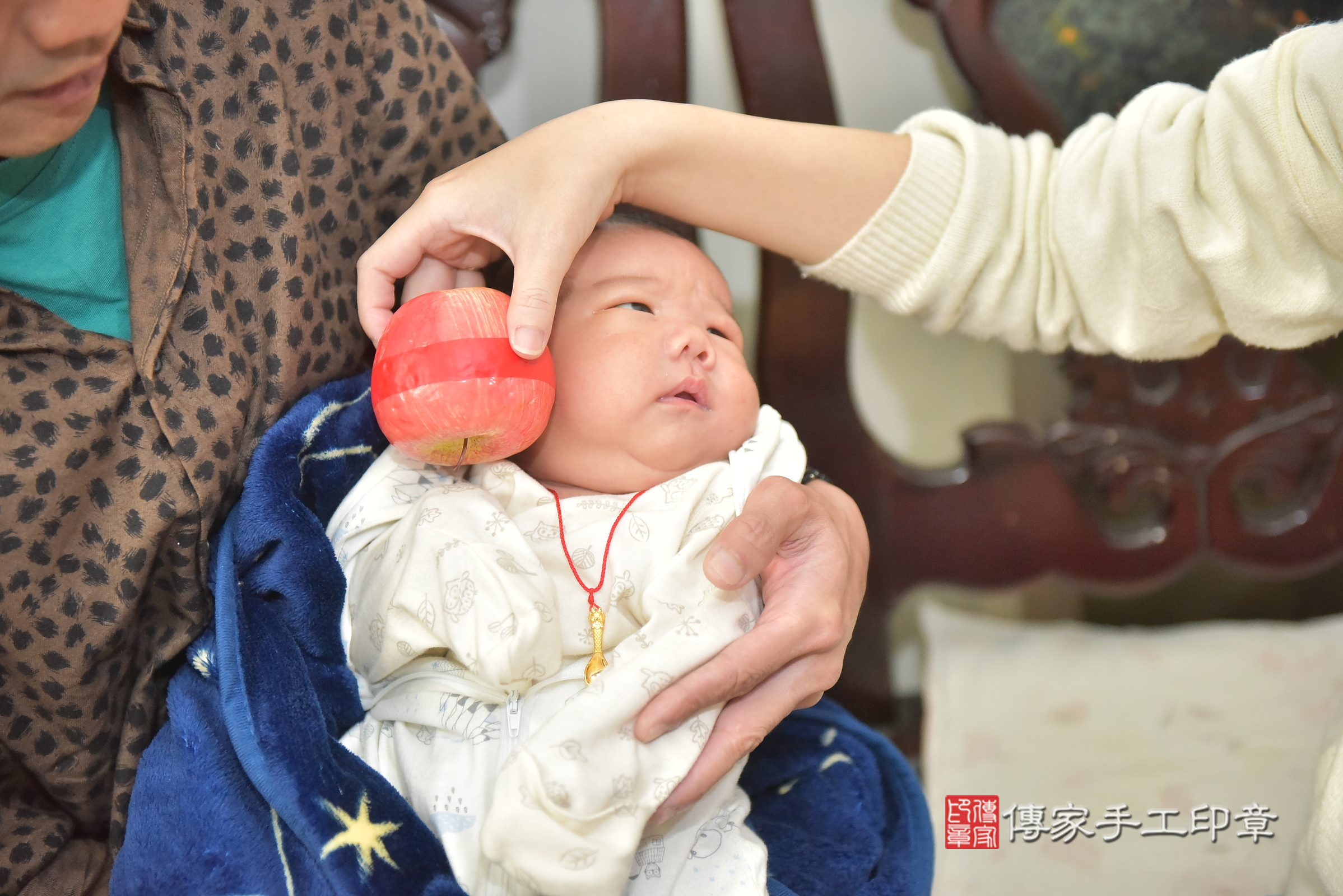 小云寶寶(台中市西區到府嬰兒小云寶寶滿月剃頭理髮、到府嬰兒剃胎毛儀式吉祥話)。到府剃頭剃胎毛主持、專業拍照、證書。★購買「臍帶章、肚臍章、胎毛筆刷印章」贈送：剃頭、收涎、抓周，三選一。2025.1.18，照片15