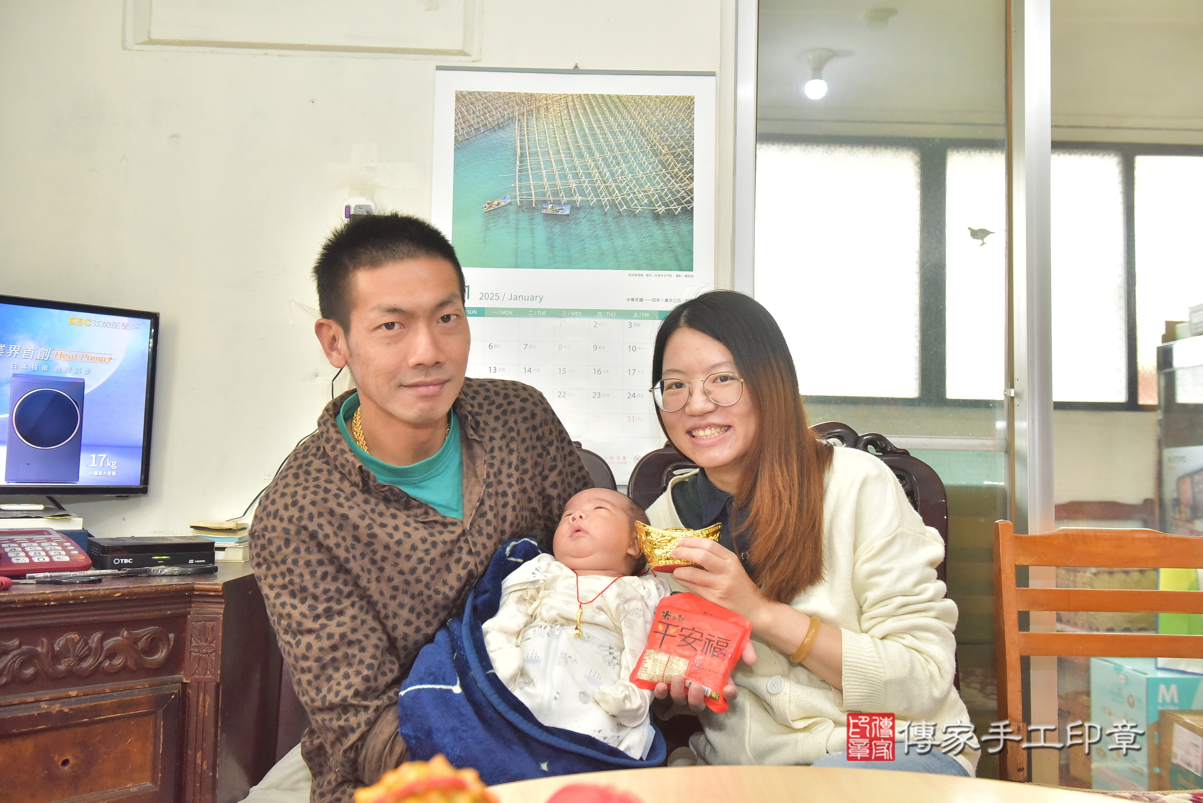 小云寶寶(台中市西區到府嬰兒小云寶寶滿月剃頭理髮、到府嬰兒剃胎毛儀式吉祥話)。到府剃頭剃胎毛主持、專業拍照、證書。★購買「臍帶章、肚臍章、胎毛筆刷印章」贈送：剃頭、收涎、抓周，三選一。2025.1.18，照片13