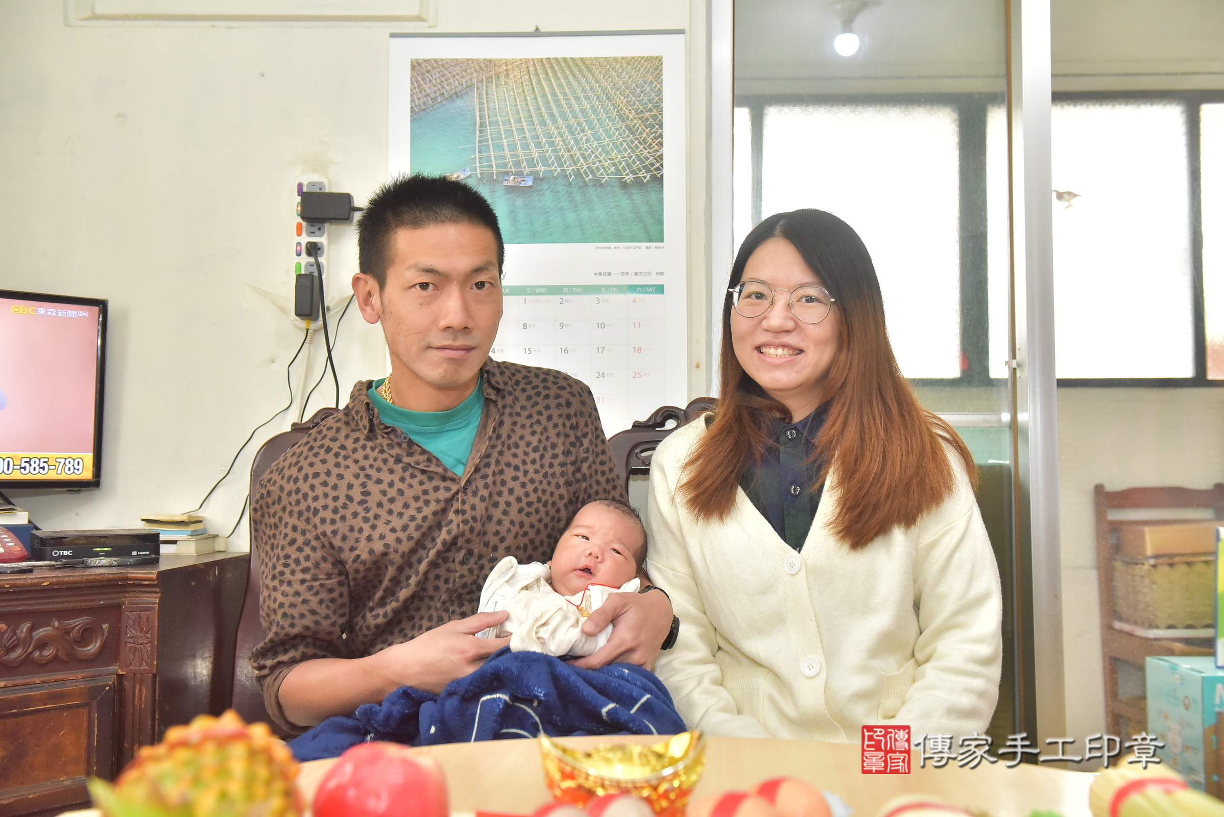 小云寶寶(台中市西區到府嬰兒小云寶寶滿月剃頭理髮、到府嬰兒剃胎毛儀式吉祥話)。到府剃頭剃胎毛主持、專業拍照、證書。★購買「臍帶章、肚臍章、胎毛筆刷印章」贈送：剃頭、收涎、抓周，三選一。2025.1.18，照片1