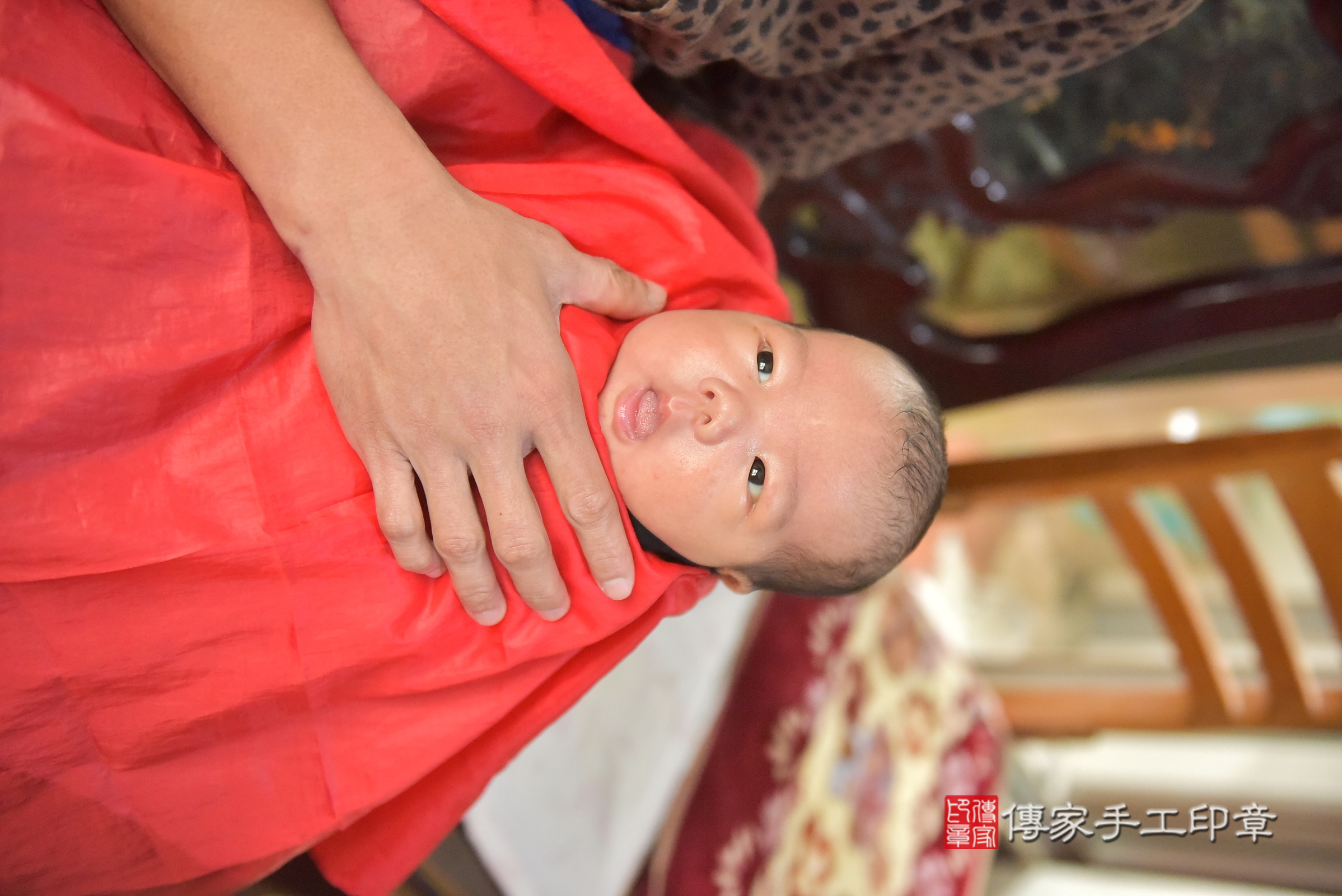 小云寶寶(台中市西區到府嬰兒小云寶寶滿月剃頭理髮、到府嬰兒剃胎毛儀式吉祥話)。到府剃頭剃胎毛主持、專業拍照、證書。★購買「臍帶章、肚臍章、胎毛筆刷印章」贈送：剃頭、收涎、抓周，三選一。2025.1.18，照片18