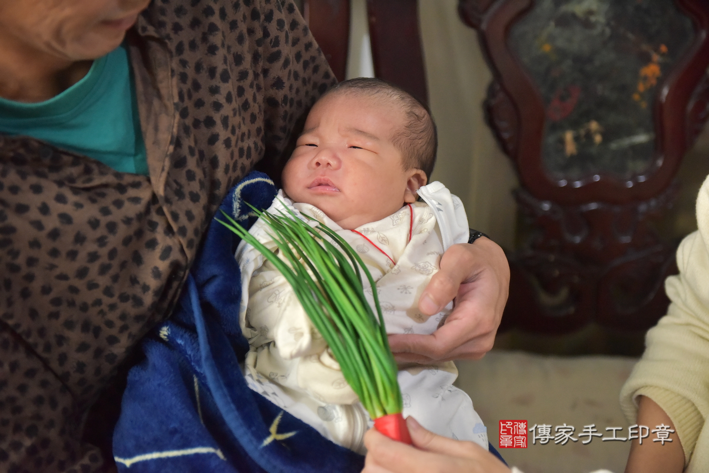 小云寶寶(台中市西區到府嬰兒小云寶寶滿月剃頭理髮、到府嬰兒剃胎毛儀式吉祥話)。到府剃頭剃胎毛主持、專業拍照、證書。★購買「臍帶章、肚臍章、胎毛筆刷印章」贈送：剃頭、收涎、抓周，三選一。2025.1.18，照片11