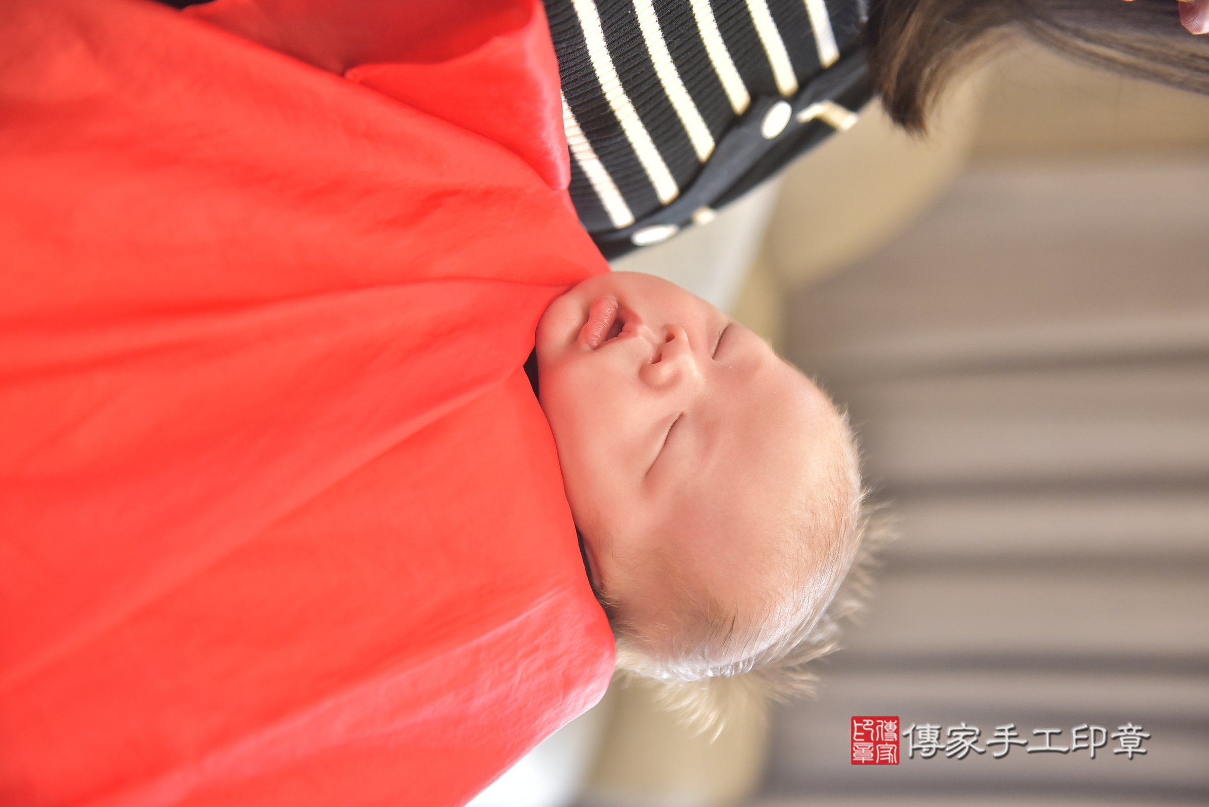 小硯寶寶(台中市北屯區到府嬰兒小硯寶寶滿月剃頭理髮、到府嬰兒剃胎毛儀式吉祥話)。到府剃頭剃胎毛主持、專業拍照、證書。★購買「臍帶章、肚臍章、胎毛筆刷印章」贈送：剃頭、收涎、抓周，三選一。2025.1.19，照片23