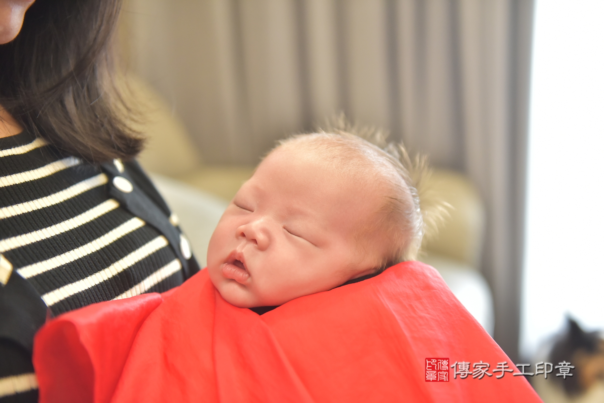 小硯寶寶(台中市北屯區到府嬰兒小硯寶寶滿月剃頭理髮、到府嬰兒剃胎毛儀式吉祥話)。到府剃頭剃胎毛主持、專業拍照、證書。★購買「臍帶章、肚臍章、胎毛筆刷印章」贈送：剃頭、收涎、抓周，三選一。2025.1.19，照片22