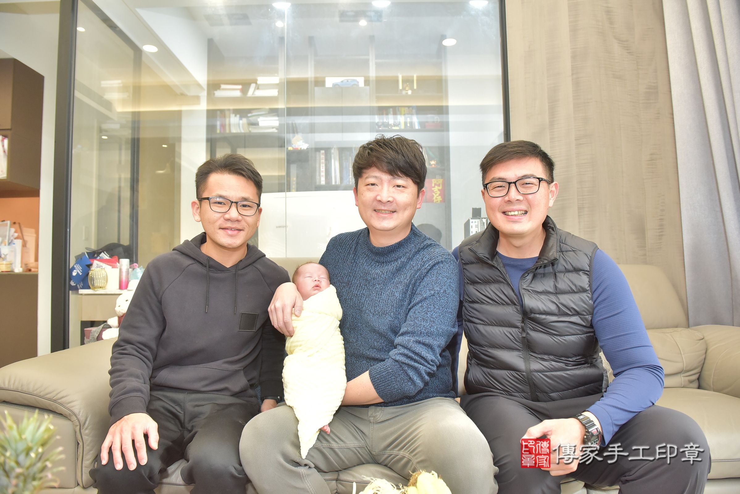 小硯寶寶(台中市北屯區到府嬰兒小硯寶寶滿月剃頭理髮、到府嬰兒剃胎毛儀式吉祥話)。到府剃頭剃胎毛主持、專業拍照、證書。★購買「臍帶章、肚臍章、胎毛筆刷印章」贈送：剃頭、收涎、抓周，三選一。2025.1.19，照片8