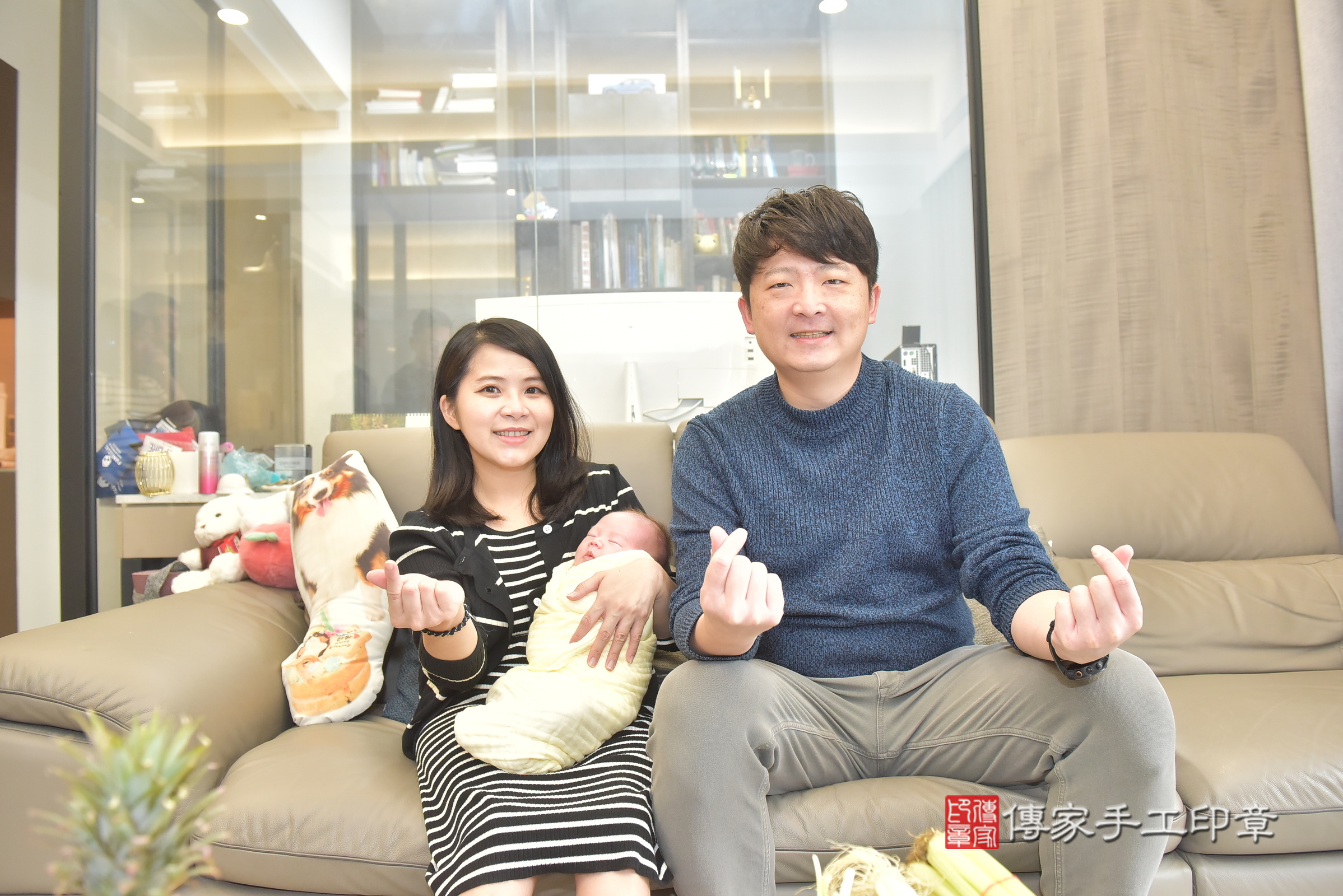 小硯寶寶(台中市北屯區到府嬰兒小硯寶寶滿月剃頭理髮、到府嬰兒剃胎毛儀式吉祥話)。到府剃頭剃胎毛主持、專業拍照、證書。★購買「臍帶章、肚臍章、胎毛筆刷印章」贈送：剃頭、收涎、抓周，三選一。2025.1.19，照片4