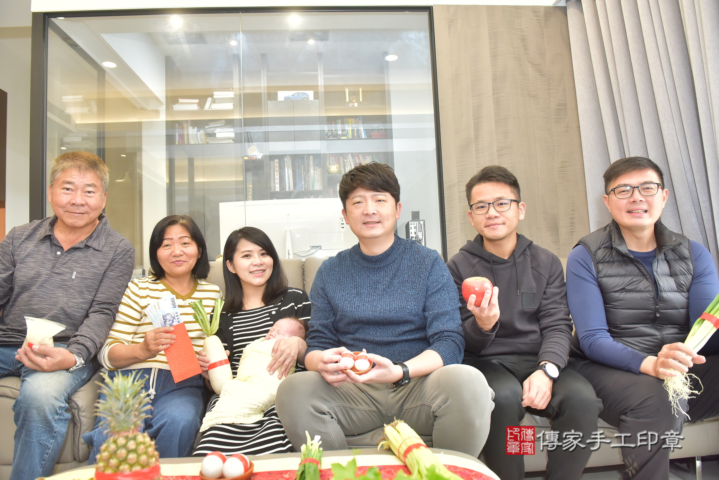 小硯寶寶(台中市北屯區到府嬰兒小硯寶寶滿月剃頭理髮、到府嬰兒剃胎毛儀式吉祥話)。到府剃頭剃胎毛主持、專業拍照、證書。★購買「臍帶章、肚臍章、胎毛筆刷印章」贈送：剃頭、收涎、抓周，三選一。2025.1.19，照片11