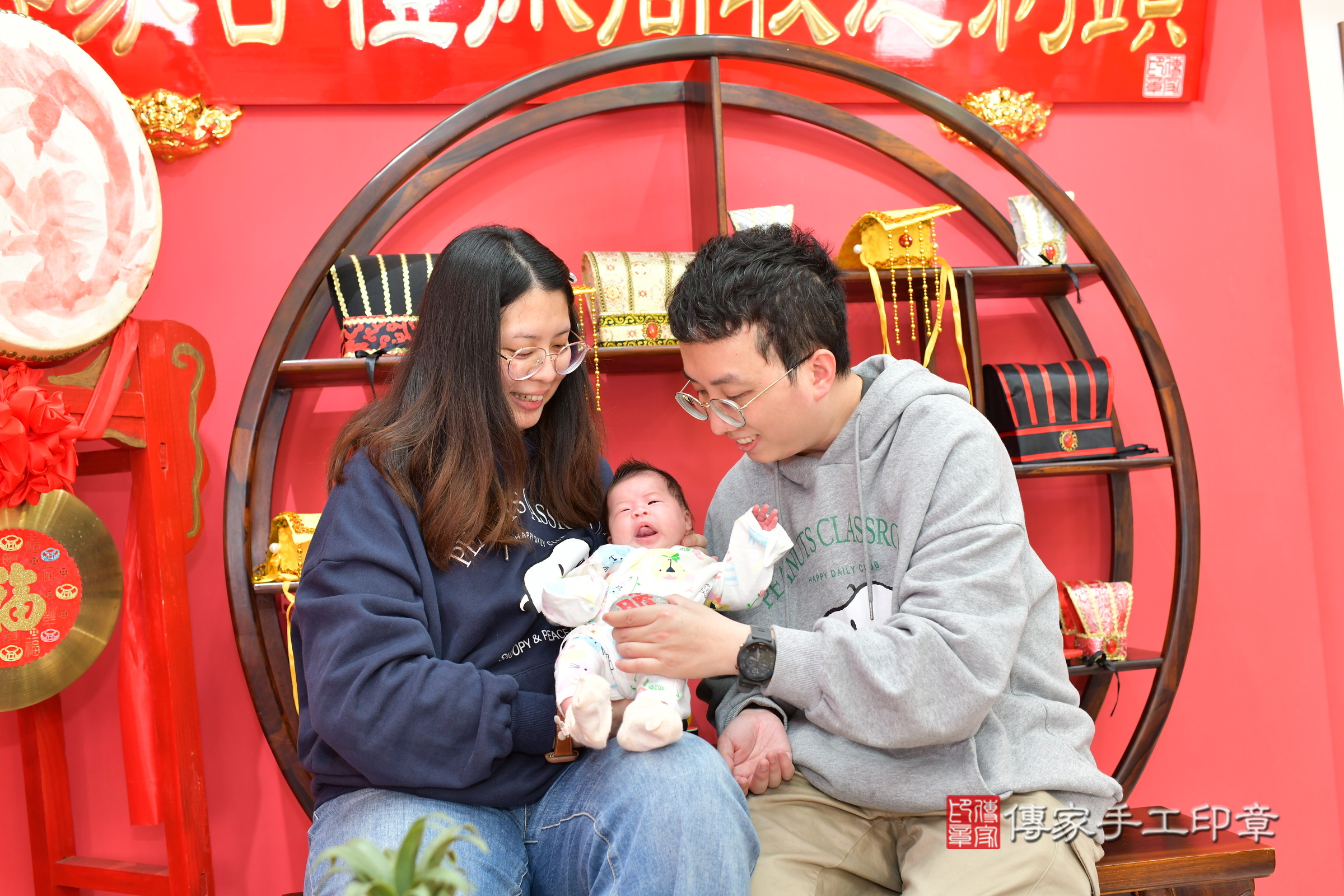 璇璇寶寶(台中市北區嬰兒寶寶滿月剃頭理髮、嬰兒剃胎毛儀式吉祥話)。中國風會場，爸媽寶貝穿「日中韓」古裝禮服。專業拍照、證書。★購買「臍帶章、肚臍章、胎毛筆刷印章」贈送：剃頭、收涎、抓周，三選一。2025.1.19，照片9