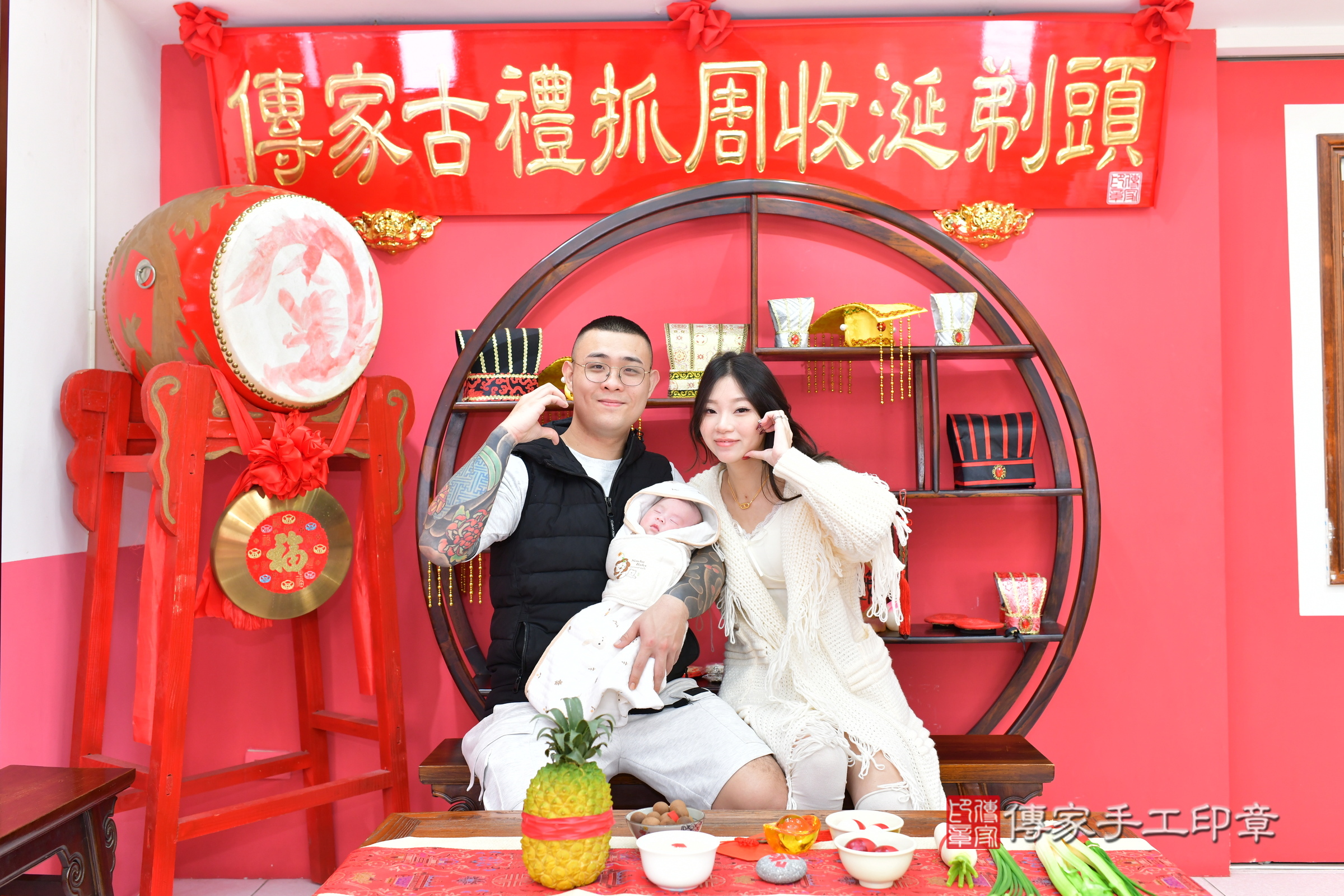 真真寶寶(台中市北區嬰兒寶寶滿月剃頭理髮、嬰兒剃胎毛儀式吉祥話)。中國風會場，爸媽寶貝穿「日中韓」古裝禮服。專業拍照、證書。★購買「臍帶章、肚臍章、胎毛筆刷印章」贈送：剃頭、收涎、抓周，三選一。2025.1.21，照片2