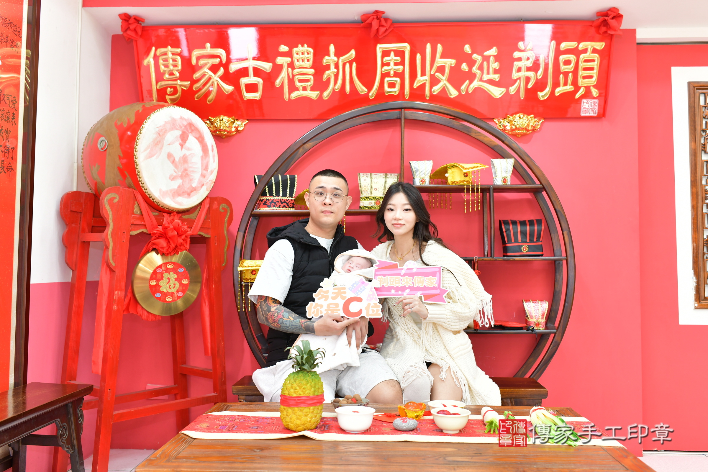 真真寶寶(台中市北區嬰兒寶寶滿月剃頭理髮、嬰兒剃胎毛儀式吉祥話)。中國風會場，爸媽寶貝穿「日中韓」古裝禮服。專業拍照、證書。★購買「臍帶章、肚臍章、胎毛筆刷印章」贈送：剃頭、收涎、抓周，三選一。2025.1.21，照片1