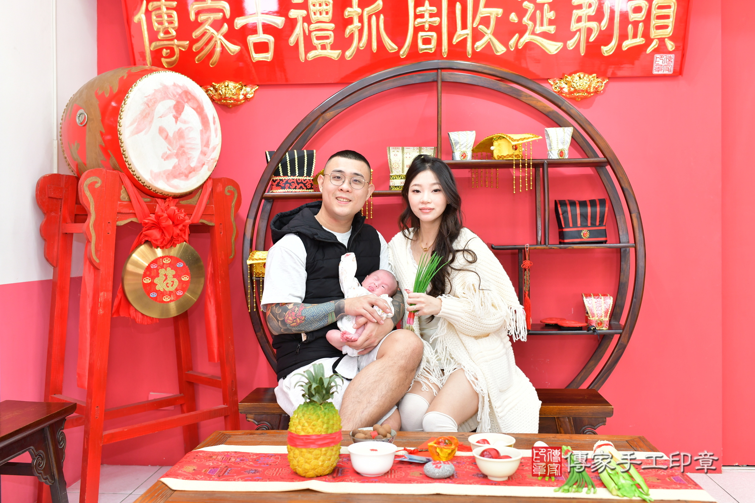 真真寶寶(台中市北區嬰兒寶寶滿月剃頭理髮、嬰兒剃胎毛儀式吉祥話)。中國風會場，爸媽寶貝穿「日中韓」古裝禮服。專業拍照、證書。★購買「臍帶章、肚臍章、胎毛筆刷印章」贈送：剃頭、收涎、抓周，三選一。2025.1.21，照片15