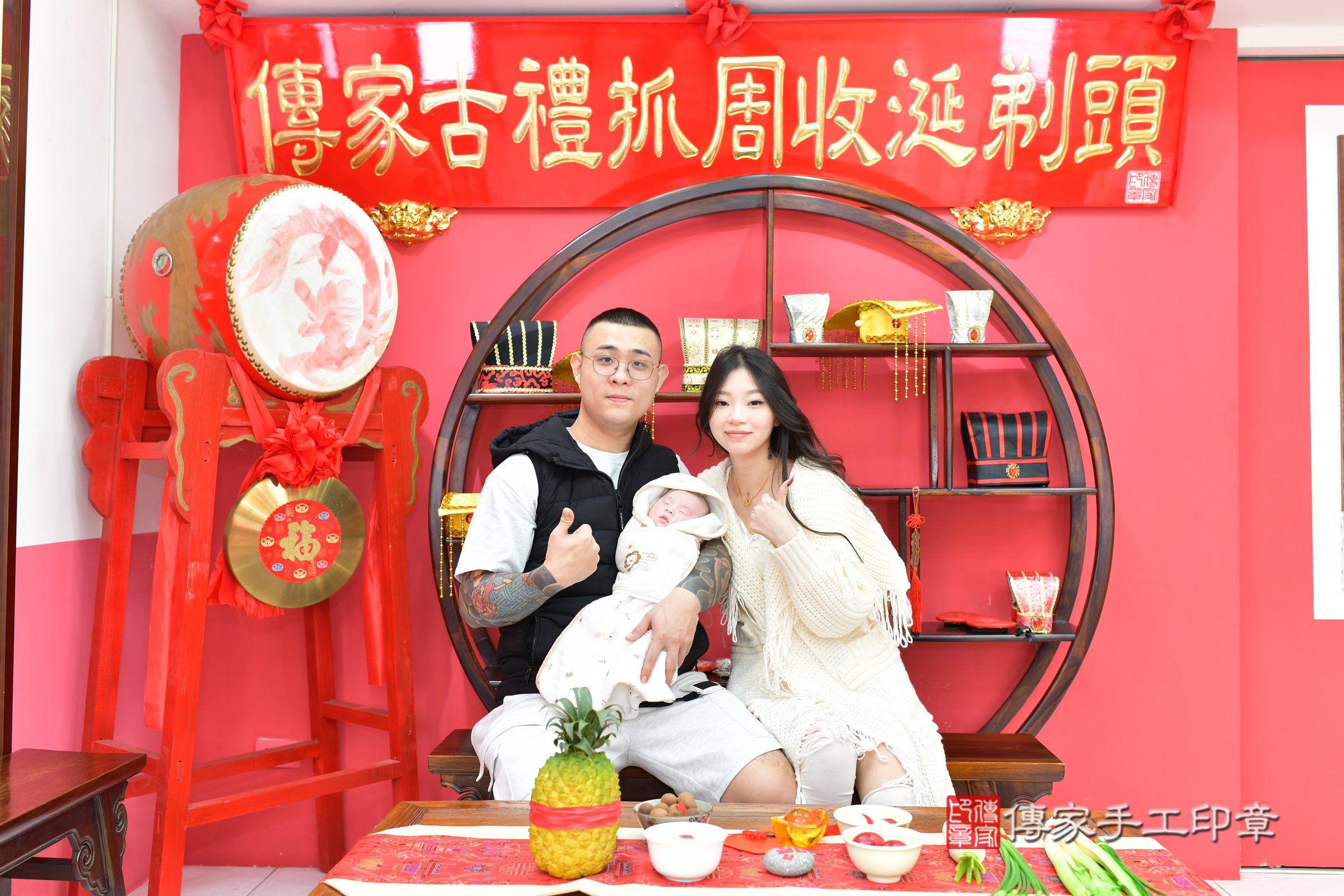真真寶寶(台中市北區嬰兒寶寶滿月剃頭理髮、嬰兒剃胎毛儀式吉祥話)。中國風會場，爸媽寶貝穿「日中韓」古裝禮服。專業拍照、證書。★購買「臍帶章、肚臍章、胎毛筆刷印章」贈送：剃頭、收涎、抓周，三選一。2025.1.21，照片3