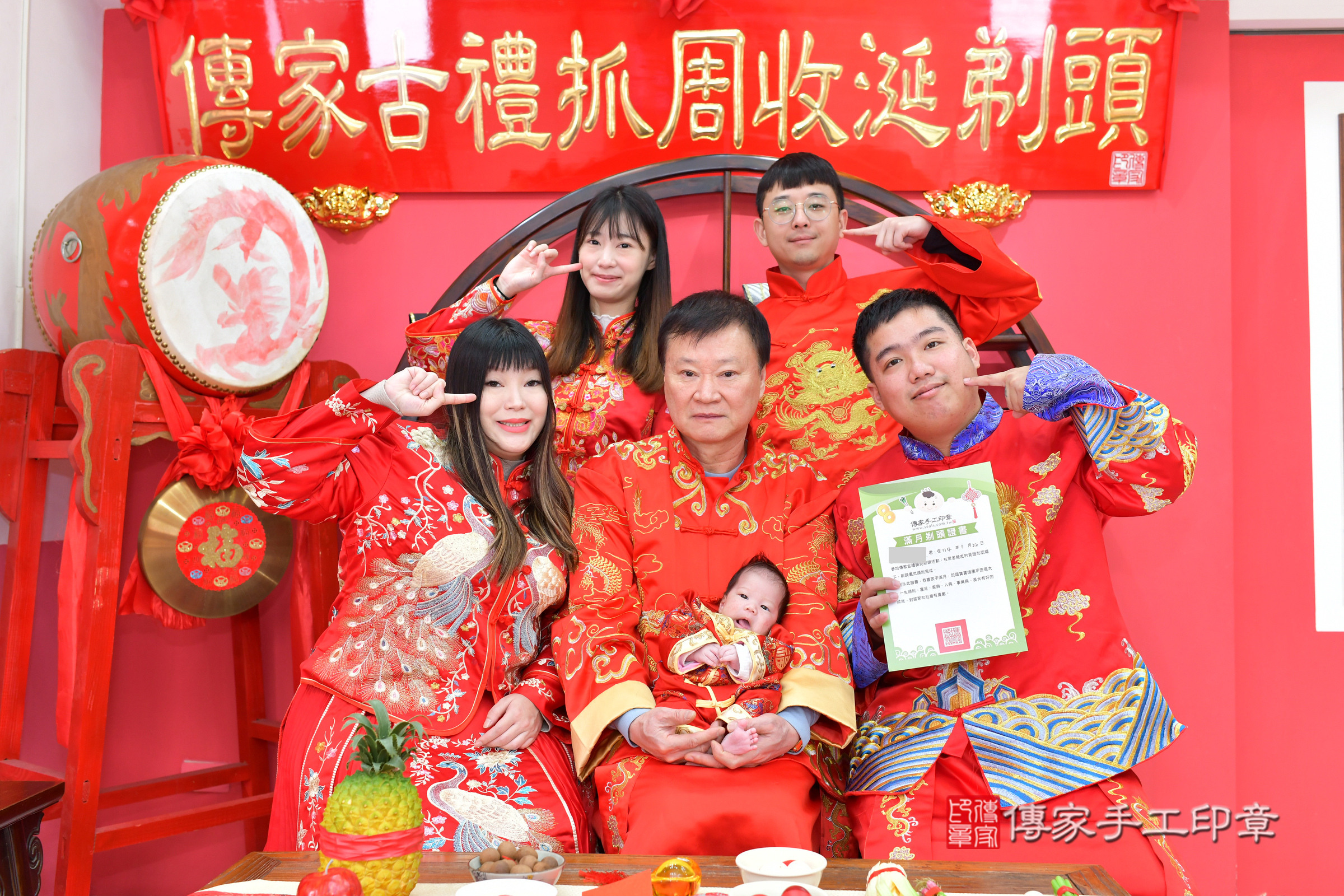 小駿寶寶(台中市北區嬰兒寶寶滿月剃頭理髮、嬰兒剃胎毛儀式吉祥話)。中國風會場，爸媽寶貝穿「日中韓」古裝禮服。專業拍照、證書。★購買「臍帶章、肚臍章、胎毛筆刷印章」贈送：剃頭、收涎、抓周，三選一。2025.1.22，照片17