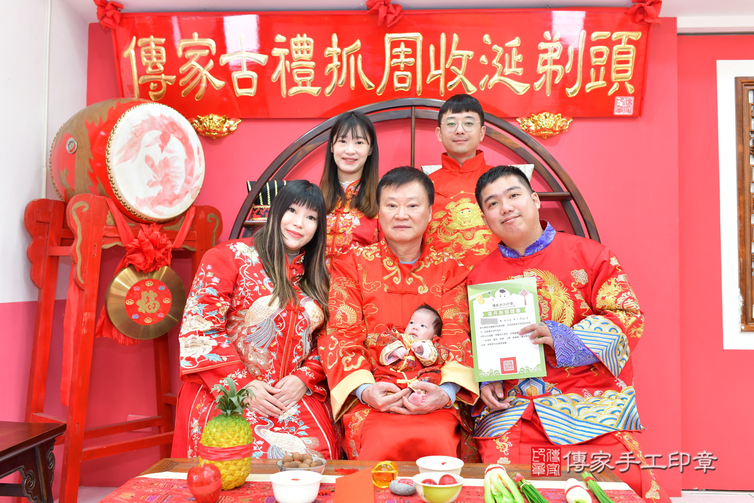 小駿寶寶(台中市北區嬰兒寶寶滿月剃頭理髮、嬰兒剃胎毛儀式吉祥話)。中國風會場，爸媽寶貝穿「日中韓」古裝禮服。專業拍照、證書。★購買「臍帶章、肚臍章、胎毛筆刷印章」贈送：剃頭、收涎、抓周，三選一。2025.1.22，照片16