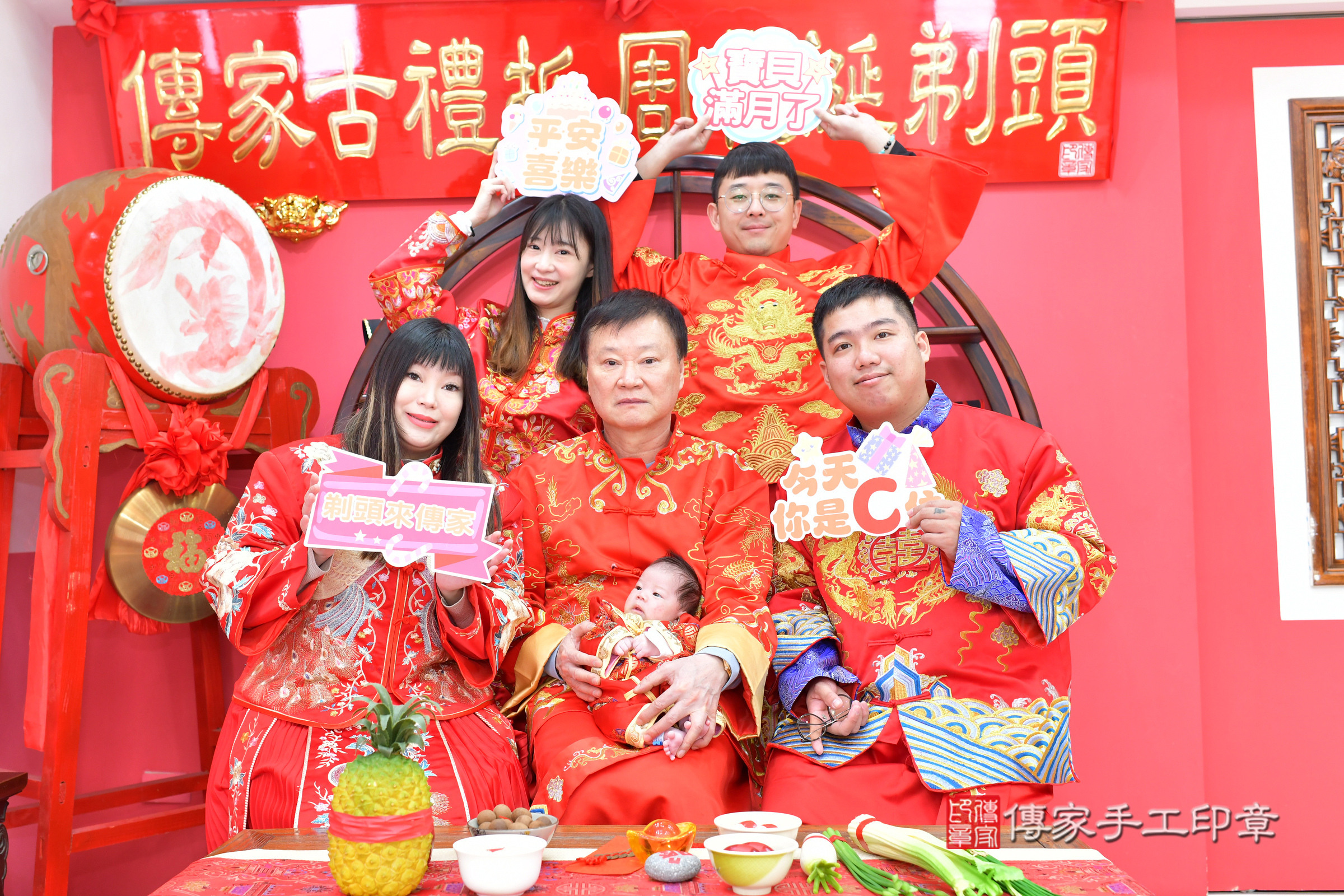 小駿寶寶(台中市北區嬰兒寶寶滿月剃頭理髮、嬰兒剃胎毛儀式吉祥話)。中國風會場，爸媽寶貝穿「日中韓」古裝禮服。專業拍照、證書。★購買「臍帶章、肚臍章、胎毛筆刷印章」贈送：剃頭、收涎、抓周，三選一。2025.1.22，照片10