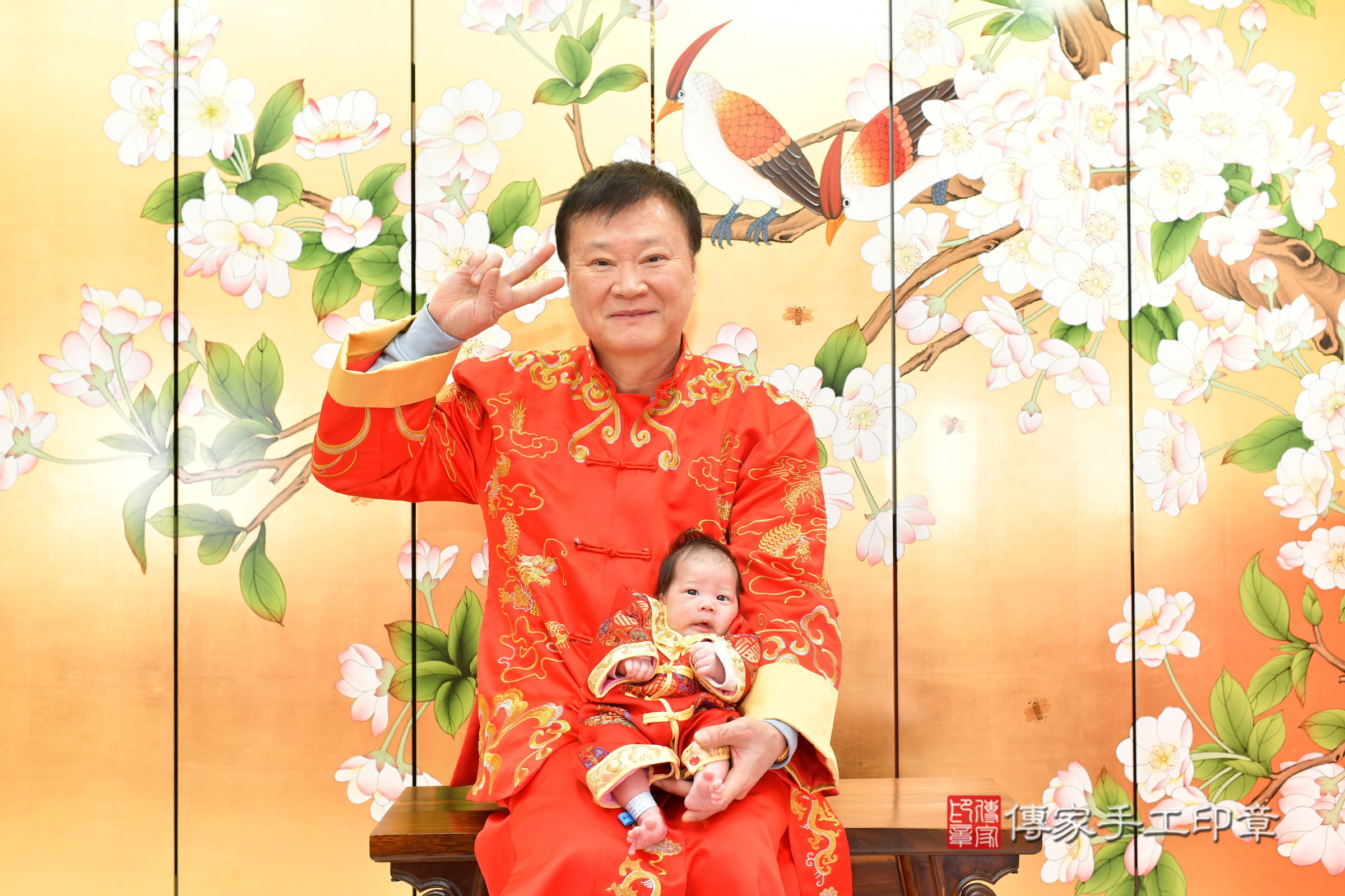 小駿寶寶(台中市北區嬰兒寶寶滿月剃頭理髮、嬰兒剃胎毛儀式吉祥話)。中國風會場，爸媽寶貝穿「日中韓」古裝禮服。專業拍照、證書。★購買「臍帶章、肚臍章、胎毛筆刷印章」贈送：剃頭、收涎、抓周，三選一。2025.1.22，照片6