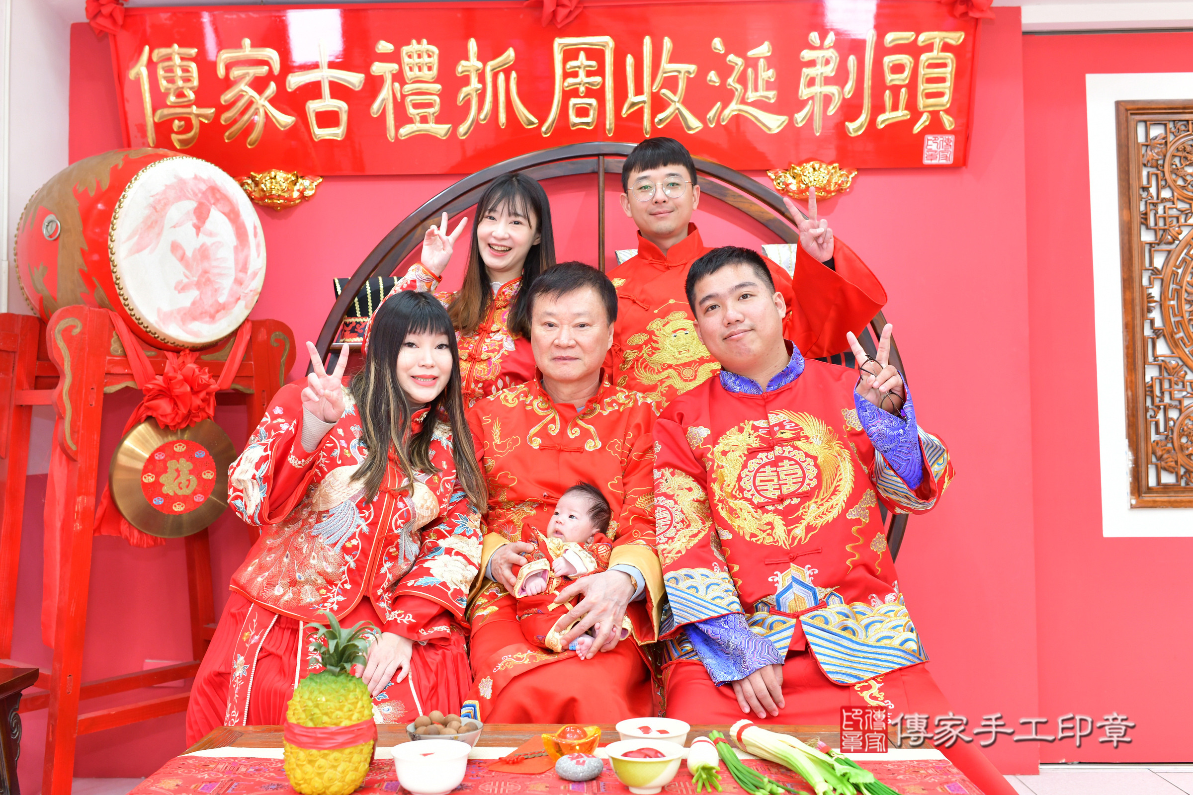 小駿寶寶(台中市北區嬰兒寶寶滿月剃頭理髮、嬰兒剃胎毛儀式吉祥話)。中國風會場，爸媽寶貝穿「日中韓」古裝禮服。專業拍照、證書。★購買「臍帶章、肚臍章、胎毛筆刷印章」贈送：剃頭、收涎、抓周，三選一。2025.1.22，照片8