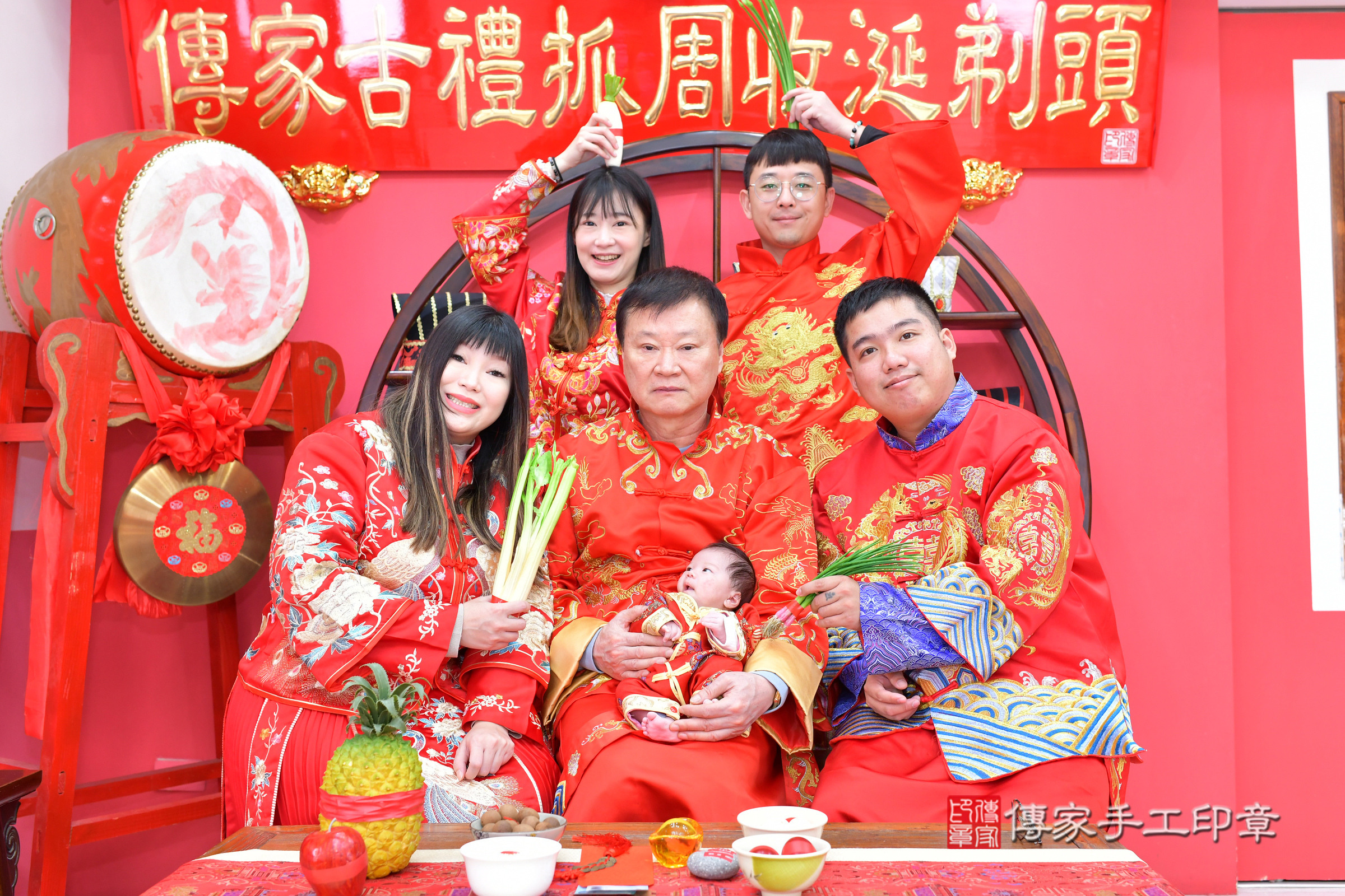 小駿寶寶(台中市北區嬰兒寶寶滿月剃頭理髮、嬰兒剃胎毛儀式吉祥話)。中國風會場，爸媽寶貝穿「日中韓」古裝禮服。專業拍照、證書。★購買「臍帶章、肚臍章、胎毛筆刷印章」贈送：剃頭、收涎、抓周，三選一。2025.1.22，照片12
