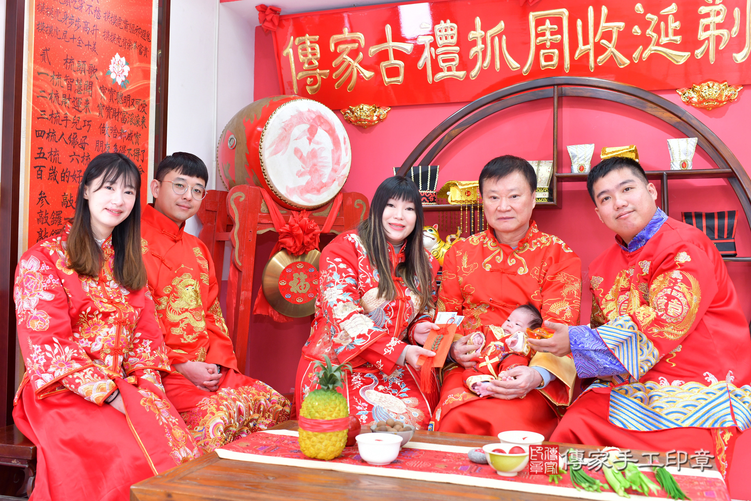 小駿寶寶(台中市北區嬰兒寶寶滿月剃頭理髮、嬰兒剃胎毛儀式吉祥話)。中國風會場，爸媽寶貝穿「日中韓」古裝禮服。專業拍照、證書。★購買「臍帶章、肚臍章、胎毛筆刷印章」贈送：剃頭、收涎、抓周，三選一。2025.1.22，照片14