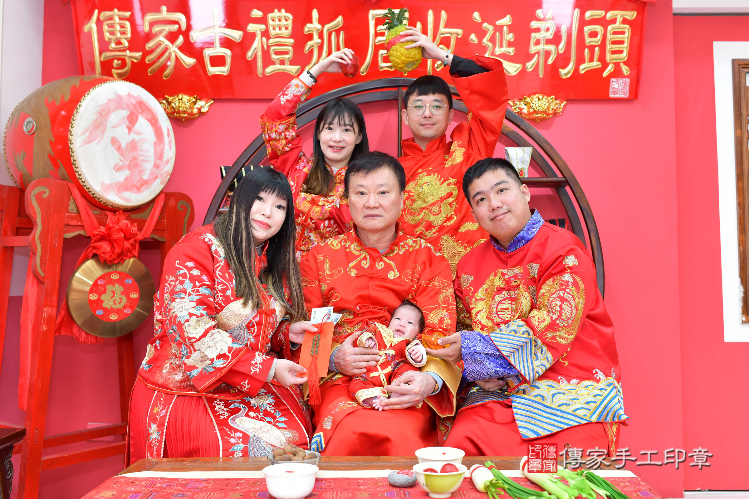 小駿寶寶(台中市北區嬰兒寶寶滿月剃頭理髮、嬰兒剃胎毛儀式吉祥話)。中國風會場，爸媽寶貝穿「日中韓」古裝禮服。專業拍照、證書。★購買「臍帶章、肚臍章、胎毛筆刷印章」贈送：剃頭、收涎、抓周，三選一。2025.1.22，照片13