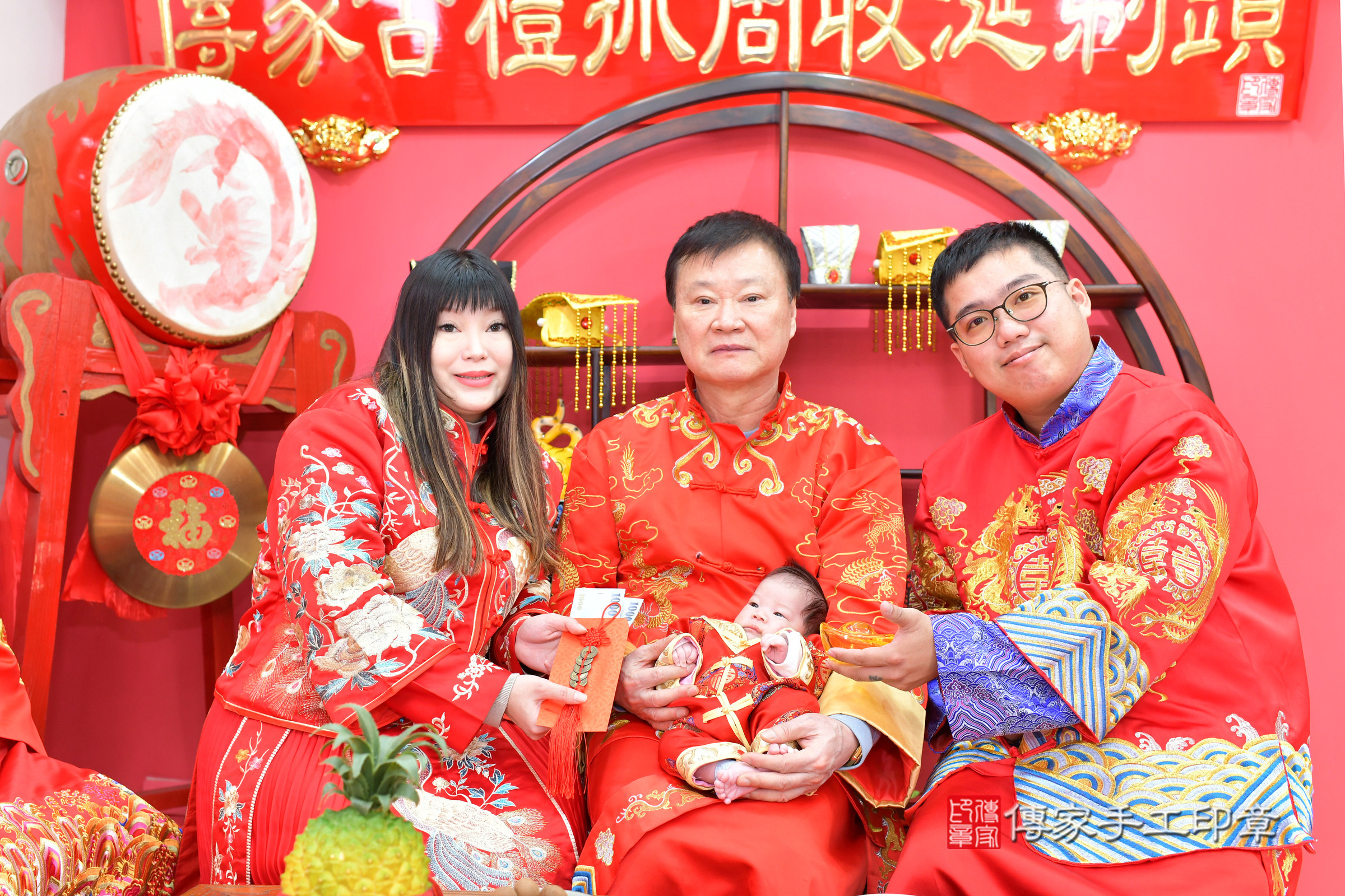 小駿寶寶(台中市北區嬰兒寶寶滿月剃頭理髮、嬰兒剃胎毛儀式吉祥話)。中國風會場，爸媽寶貝穿「日中韓」古裝禮服。專業拍照、證書。★購買「臍帶章、肚臍章、胎毛筆刷印章」贈送：剃頭、收涎、抓周，三選一。2025.1.22，照片15