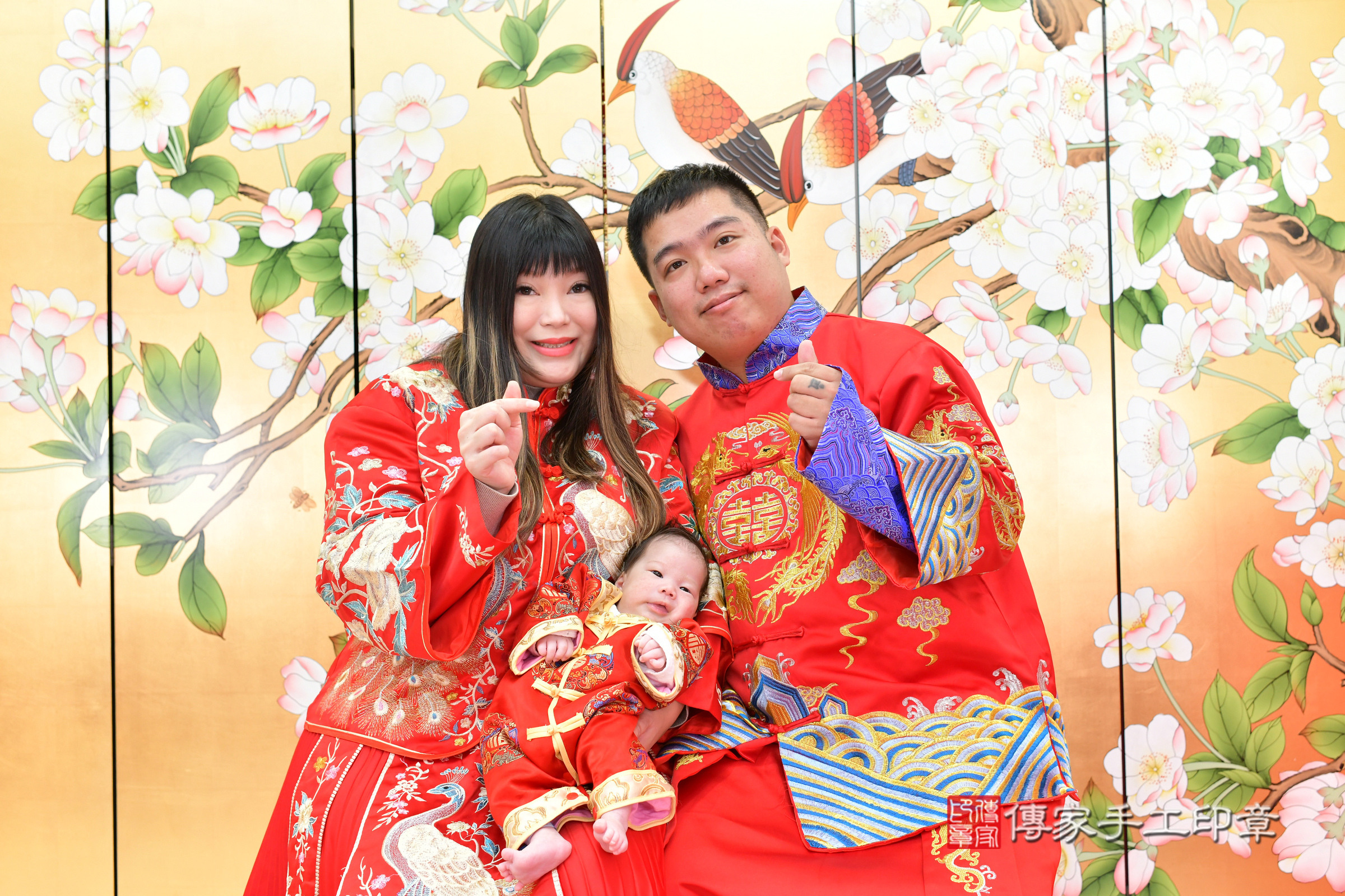 小駿寶寶(台中市北區嬰兒寶寶滿月剃頭理髮、嬰兒剃胎毛儀式吉祥話)。中國風會場，爸媽寶貝穿「日中韓」古裝禮服。專業拍照、證書。★購買「臍帶章、肚臍章、胎毛筆刷印章」贈送：剃頭、收涎、抓周，三選一。2025.1.22，照片5