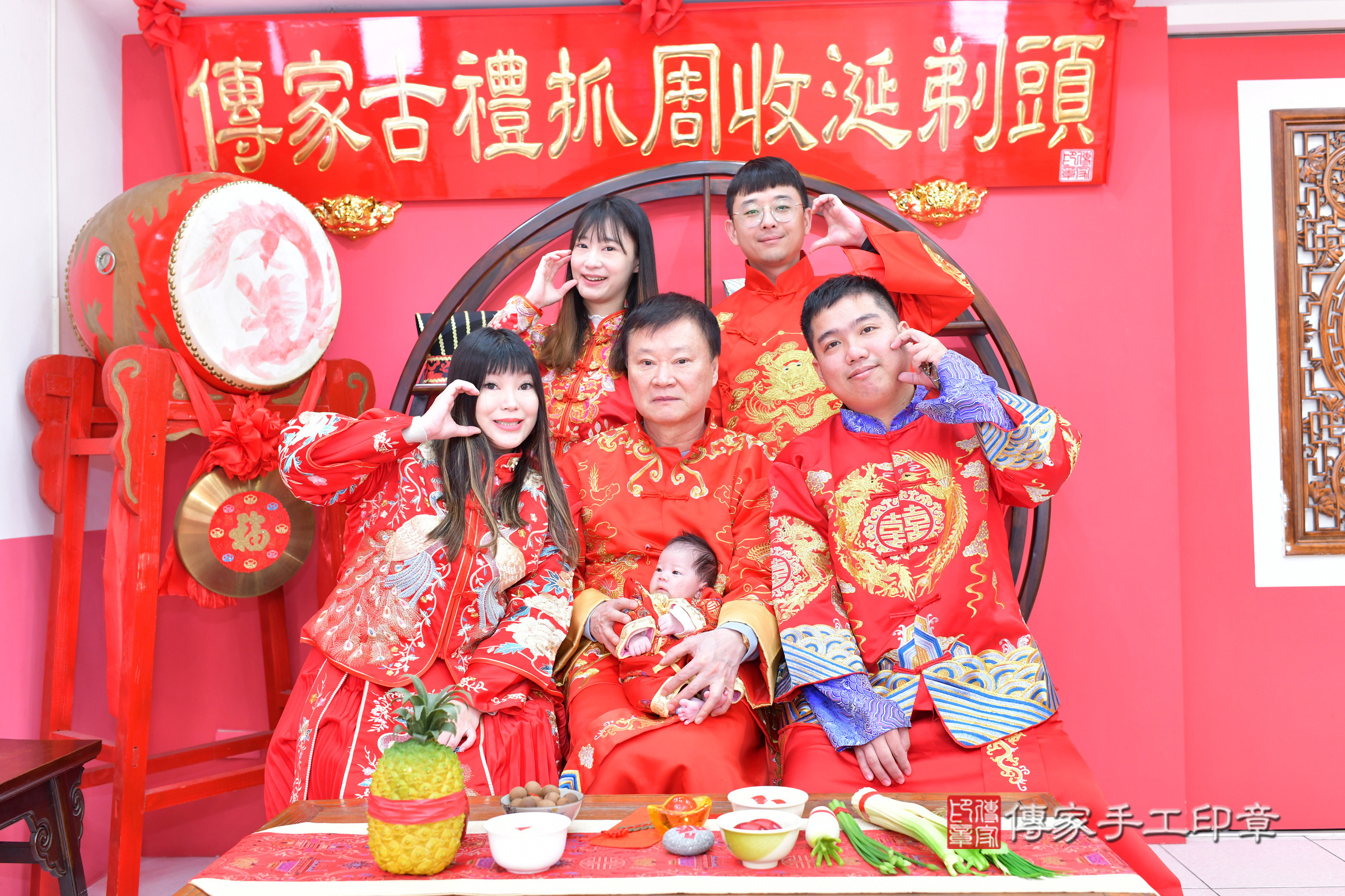 小駿寶寶(台中市北區嬰兒寶寶滿月剃頭理髮、嬰兒剃胎毛儀式吉祥話)。中國風會場，爸媽寶貝穿「日中韓」古裝禮服。專業拍照、證書。★購買「臍帶章、肚臍章、胎毛筆刷印章」贈送：剃頭、收涎、抓周，三選一。2025.1.22，照片9