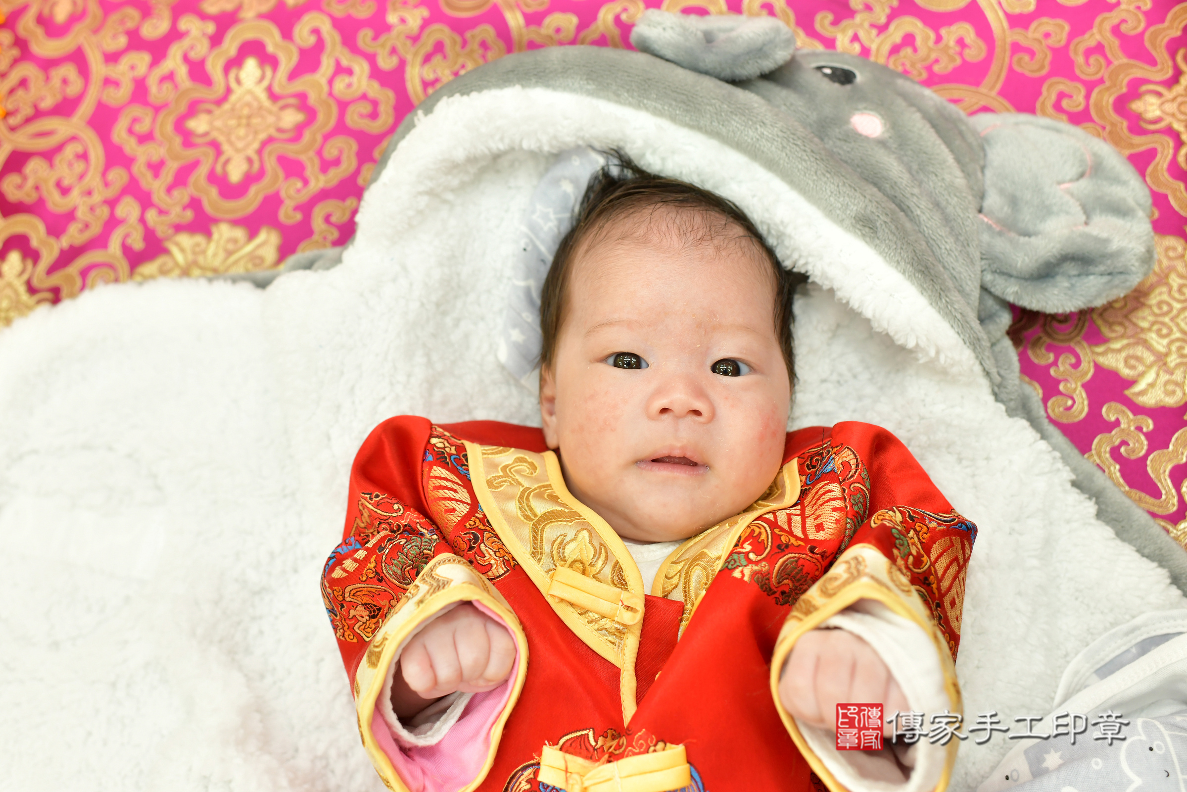 小駿寶寶(台中市北區嬰兒寶寶滿月剃頭理髮、嬰兒剃胎毛儀式吉祥話)。中國風會場，爸媽寶貝穿「日中韓」古裝禮服。專業拍照、證書。★購買「臍帶章、肚臍章、胎毛筆刷印章」贈送：剃頭、收涎、抓周，三選一。2025.1.22，照片1