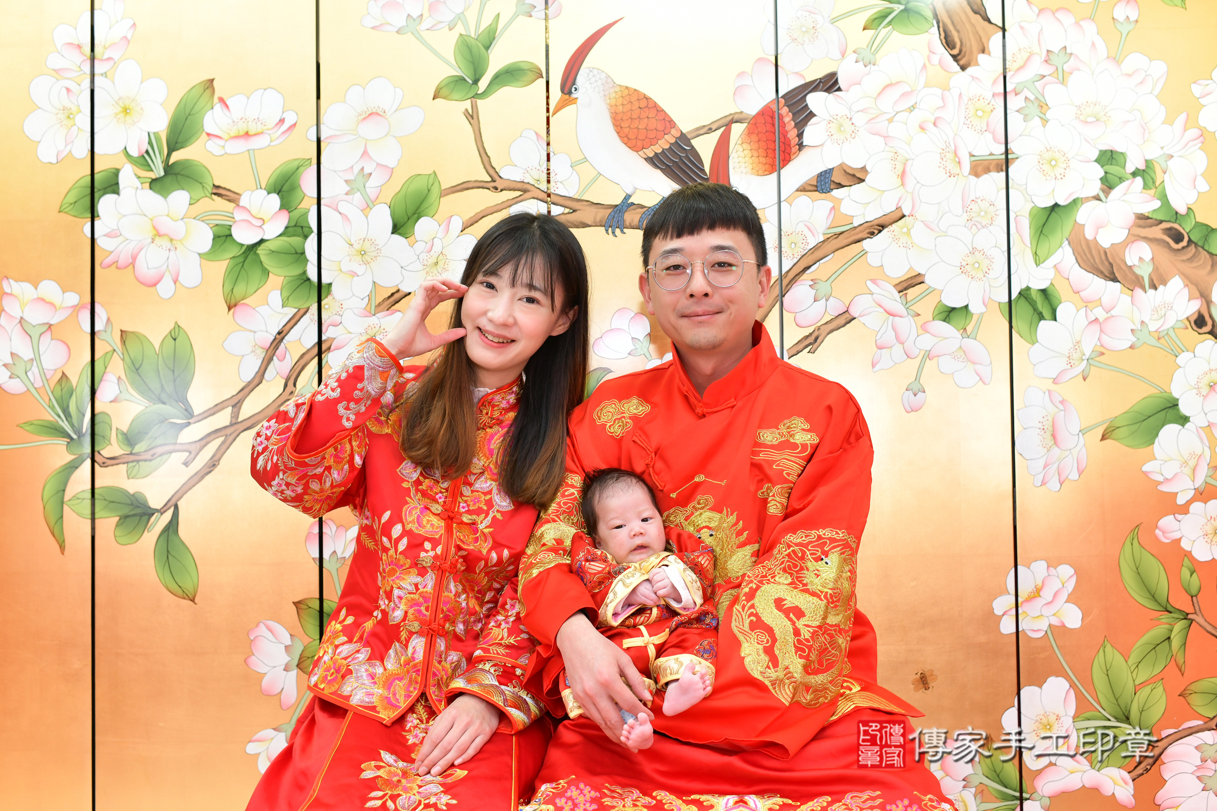小駿寶寶(台中市北區嬰兒寶寶滿月剃頭理髮、嬰兒剃胎毛儀式吉祥話)。中國風會場，爸媽寶貝穿「日中韓」古裝禮服。專業拍照、證書。★購買「臍帶章、肚臍章、胎毛筆刷印章」贈送：剃頭、收涎、抓周，三選一。2025.1.22，照片7