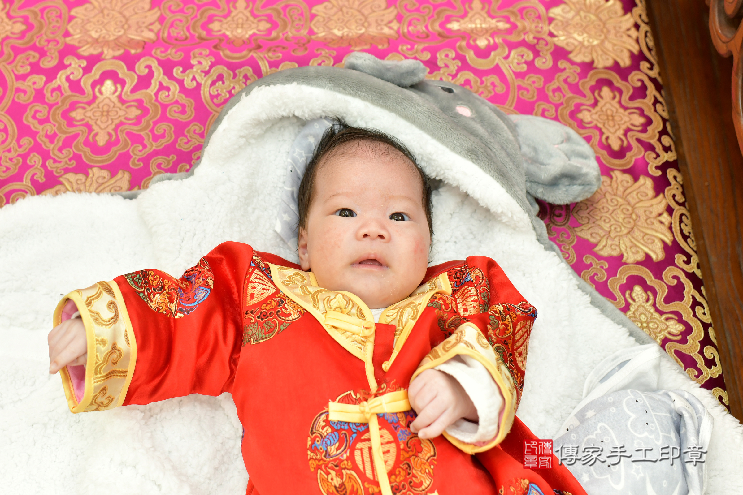 小駿寶寶(台中市北區嬰兒寶寶滿月剃頭理髮、嬰兒剃胎毛儀式吉祥話)。中國風會場，爸媽寶貝穿「日中韓」古裝禮服。專業拍照、證書。★購買「臍帶章、肚臍章、胎毛筆刷印章」贈送：剃頭、收涎、抓周，三選一。2025.1.22，照片2