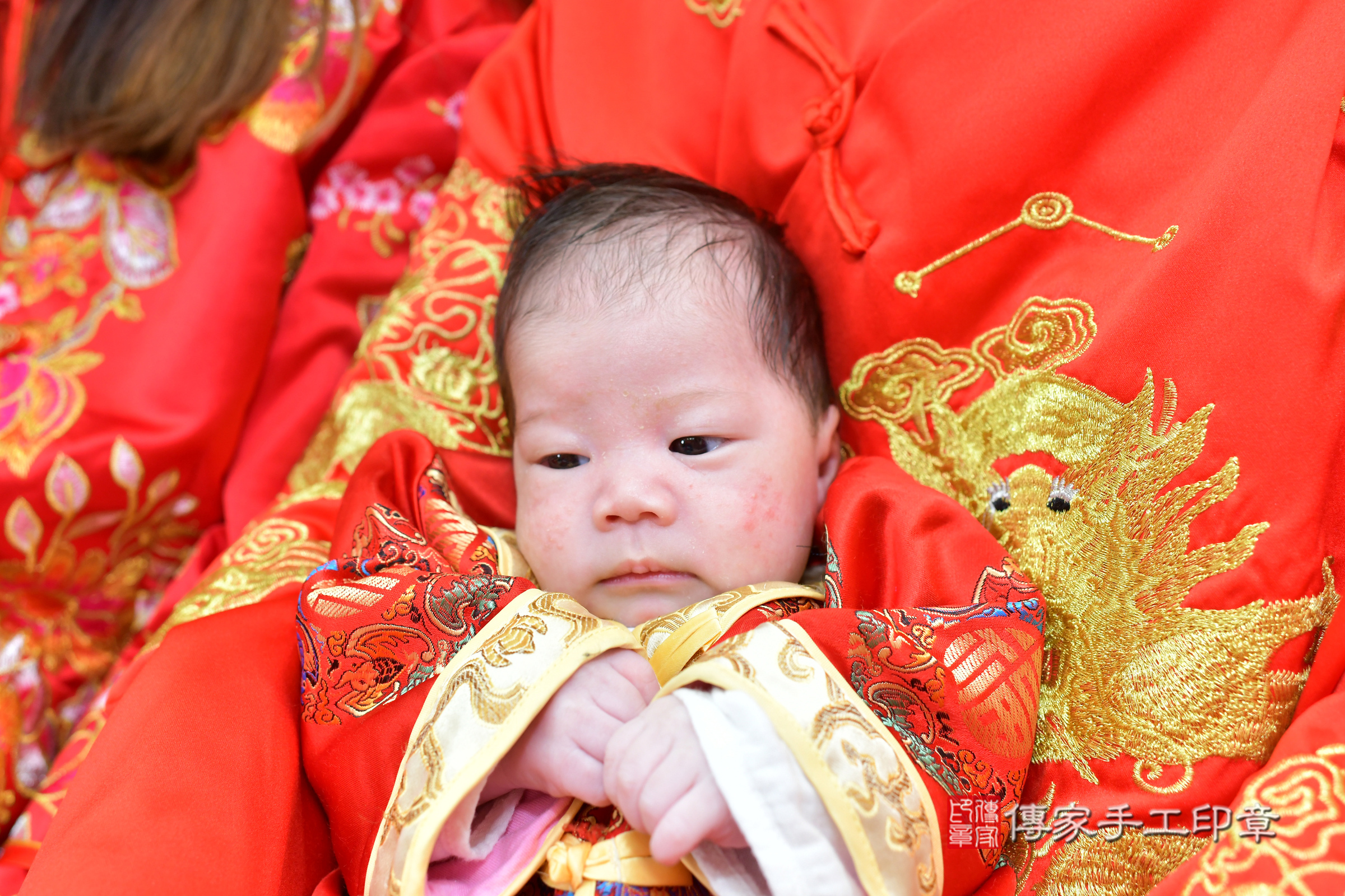 小駿寶寶(台中市北區嬰兒寶寶滿月剃頭理髮、嬰兒剃胎毛儀式吉祥話)。中國風會場，爸媽寶貝穿「日中韓」古裝禮服。專業拍照、證書。★購買「臍帶章、肚臍章、胎毛筆刷印章」贈送：剃頭、收涎、抓周，三選一。2025.1.22，照片3
