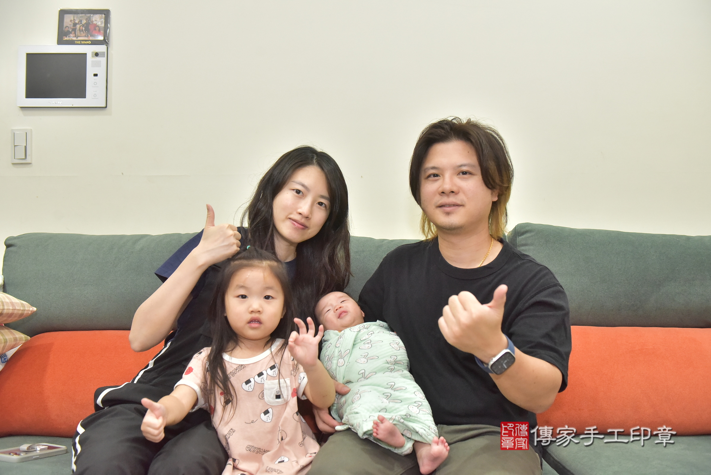 小婧寶寶(台中市大里區到府嬰兒小婧寶寶滿月剃頭理髮、到府嬰兒剃胎毛儀式吉祥話)。到府剃頭剃胎毛主持、專業拍照、證書。★購買「臍帶章、肚臍章、胎毛筆刷印章」贈送：剃頭、收涎、抓周，三選一。2025.1.22，照片1
