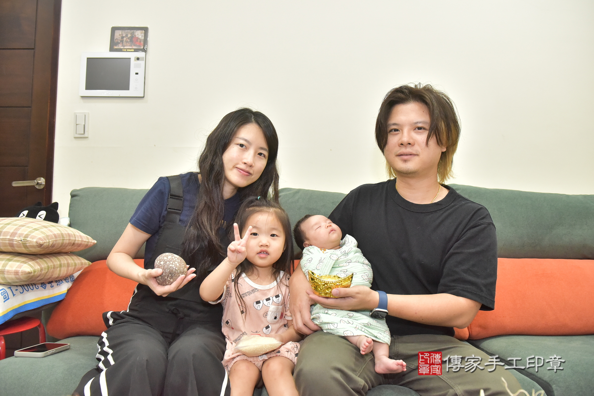 小婧寶寶(台中市大里區到府嬰兒小婧寶寶滿月剃頭理髮、到府嬰兒剃胎毛儀式吉祥話)。到府剃頭剃胎毛主持、專業拍照、證書。★購買「臍帶章、肚臍章、胎毛筆刷印章」贈送：剃頭、收涎、抓周，三選一。2025.1.22，照片7