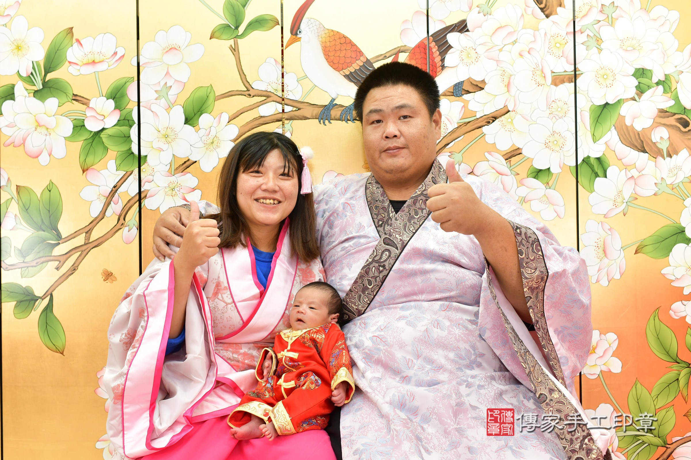 佑佑寶寶(台中市北區嬰兒寶寶滿月剃頭理髮、嬰兒剃胎毛儀式吉祥話)。中國風會場，爸媽寶貝穿「日中韓」古裝禮服。專業拍照、證書。★購買「臍帶章、肚臍章、胎毛筆刷印章」贈送：剃頭、收涎、抓周，三選一。2025.1.24，照片5