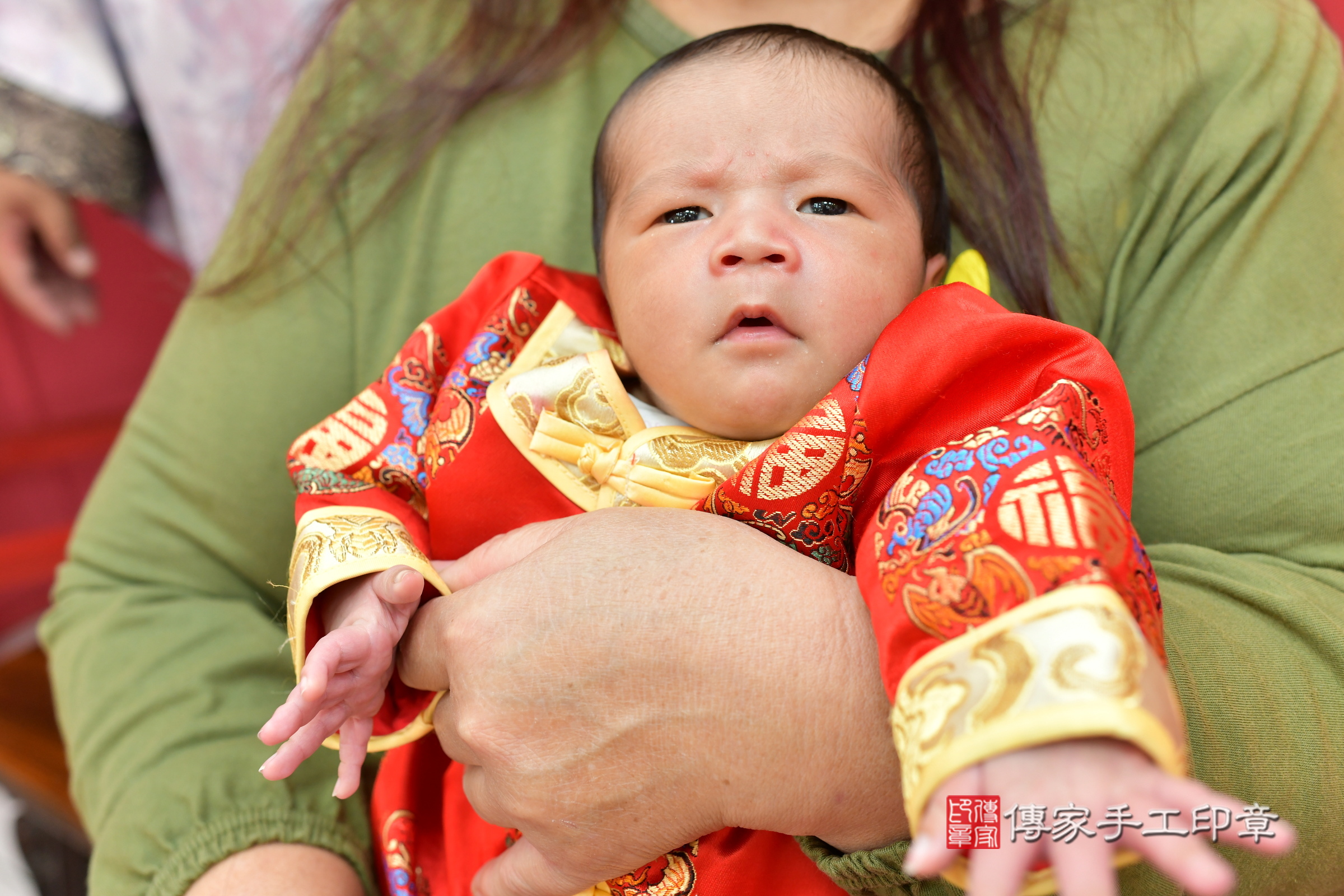佑佑寶寶(台中市北區嬰兒寶寶滿月剃頭理髮、嬰兒剃胎毛儀式吉祥話)。中國風會場，爸媽寶貝穿「日中韓」古裝禮服。專業拍照、證書。★購買「臍帶章、肚臍章、胎毛筆刷印章」贈送：剃頭、收涎、抓周，三選一。2025.1.24，照片9