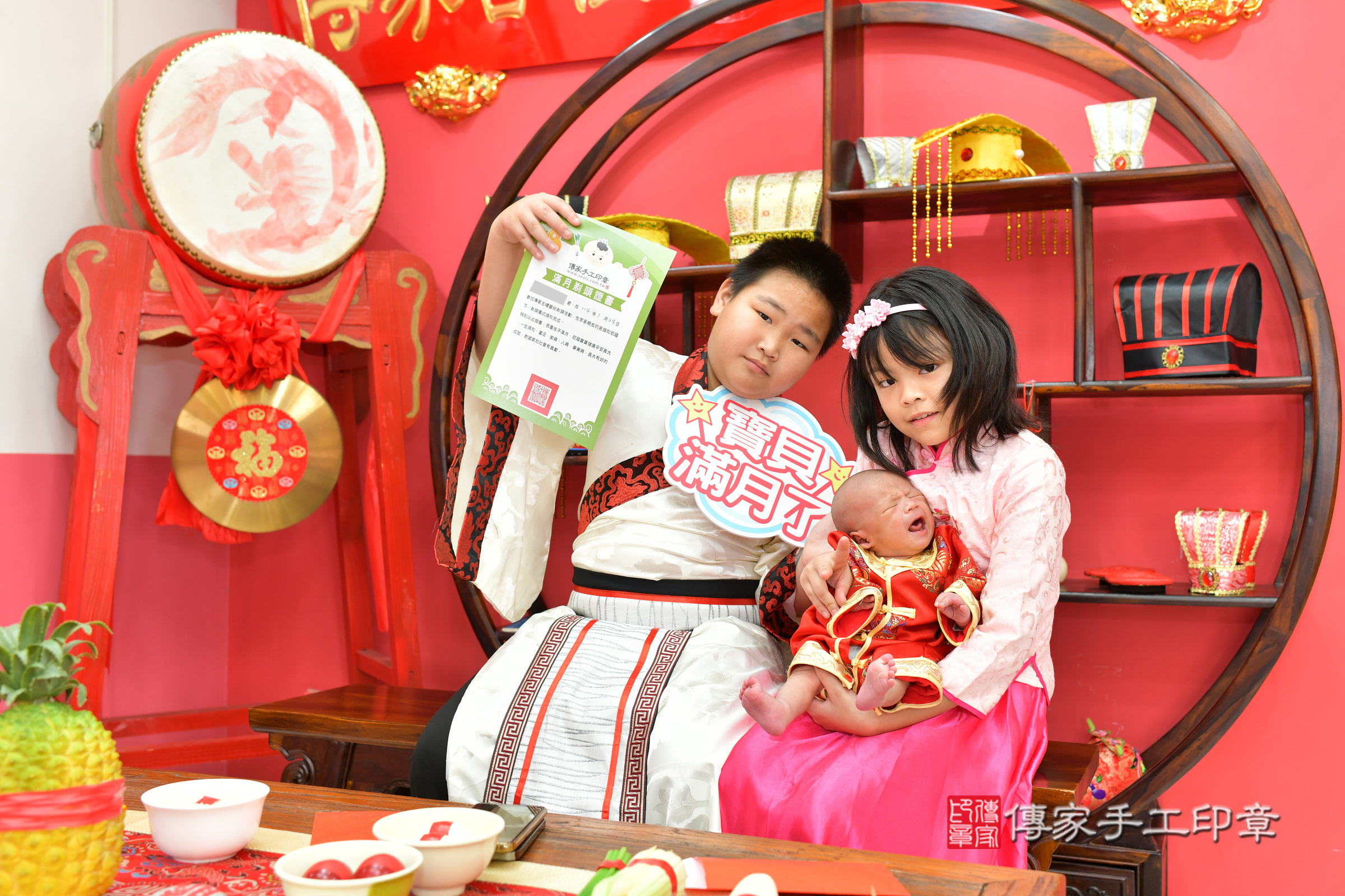 佑佑寶寶(台中市北區嬰兒寶寶滿月剃頭理髮、嬰兒剃胎毛儀式吉祥話)。中國風會場，爸媽寶貝穿「日中韓」古裝禮服。專業拍照、證書。★購買「臍帶章、肚臍章、胎毛筆刷印章」贈送：剃頭、收涎、抓周，三選一。2025.1.24，照片19