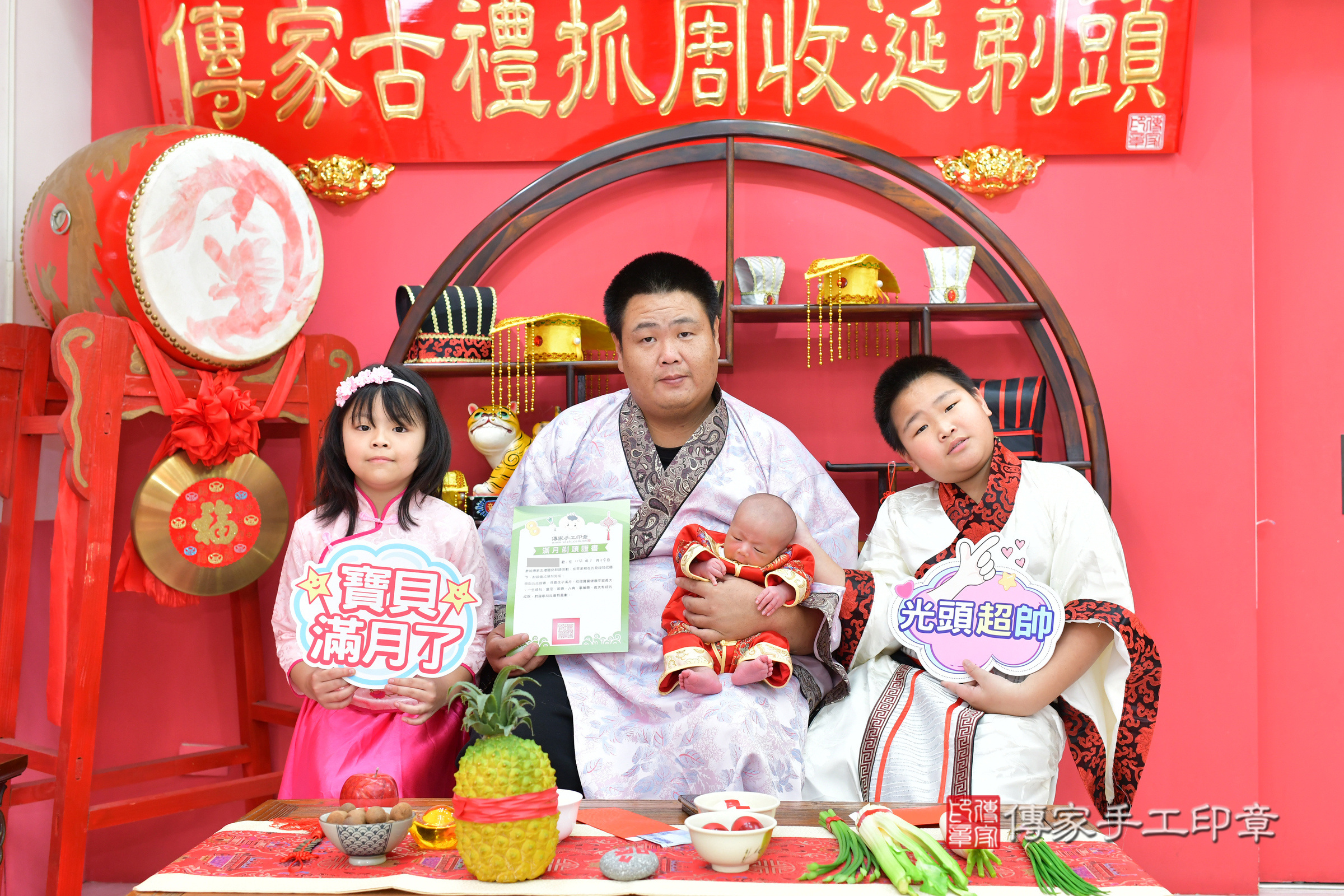 佑佑寶寶(台中市北區嬰兒寶寶滿月剃頭理髮、嬰兒剃胎毛儀式吉祥話)。中國風會場，爸媽寶貝穿「日中韓」古裝禮服。專業拍照、證書。★購買「臍帶章、肚臍章、胎毛筆刷印章」贈送：剃頭、收涎、抓周，三選一。2025.1.24，照片21