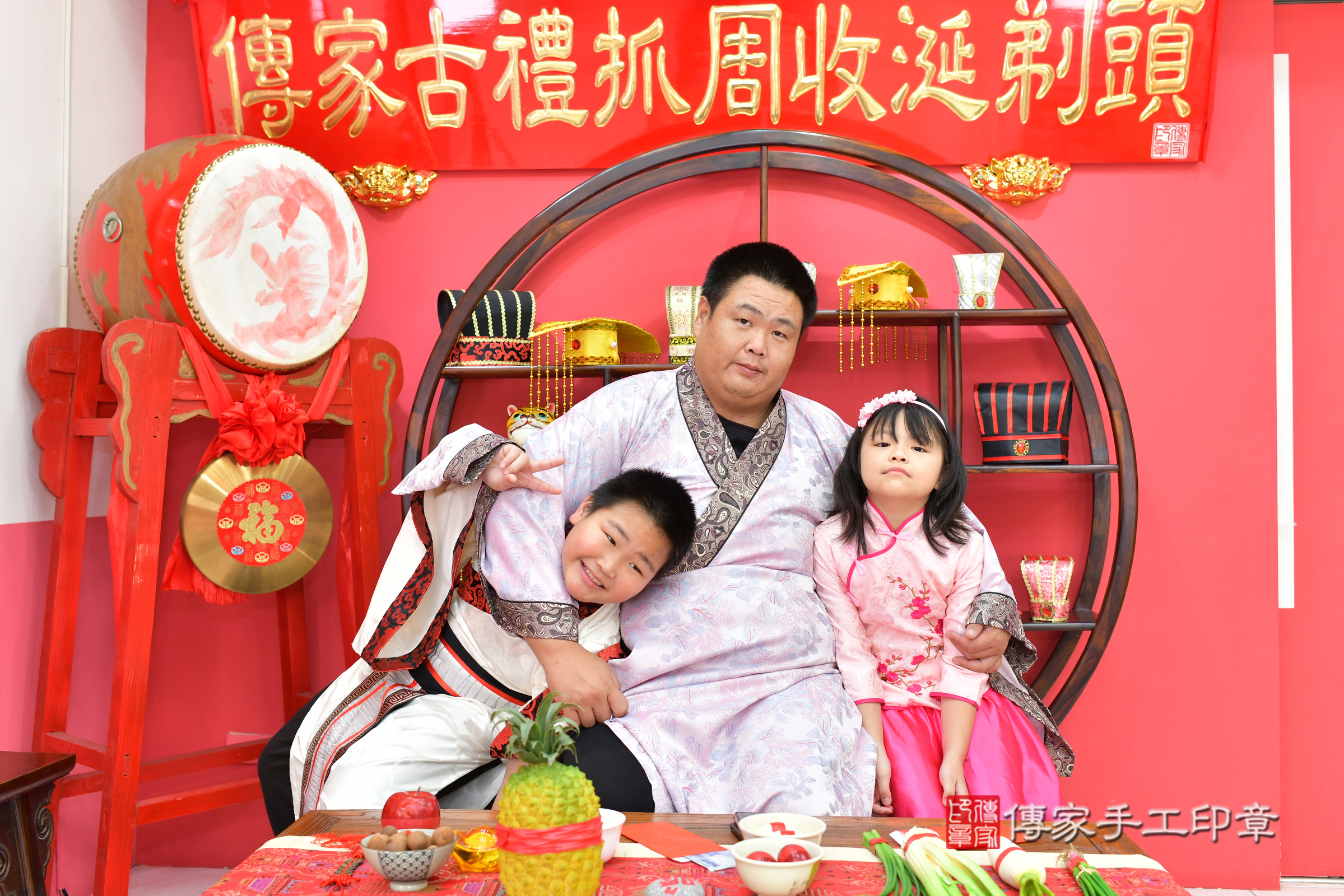 佑佑寶寶(台中市北區嬰兒寶寶滿月剃頭理髮、嬰兒剃胎毛儀式吉祥話)。中國風會場，爸媽寶貝穿「日中韓」古裝禮服。專業拍照、證書。★購買「臍帶章、肚臍章、胎毛筆刷印章」贈送：剃頭、收涎、抓周，三選一。2025.1.24，照片4
