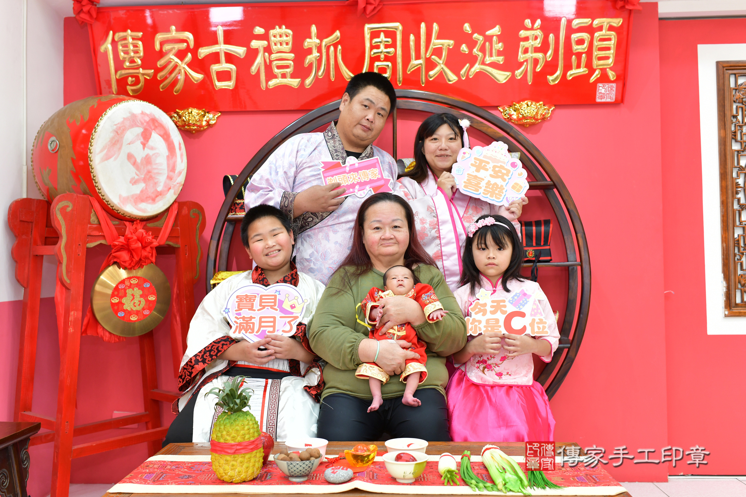 佑佑寶寶(台中市北區嬰兒寶寶滿月剃頭理髮、嬰兒剃胎毛儀式吉祥話)。中國風會場，爸媽寶貝穿「日中韓」古裝禮服。專業拍照、證書。★購買「臍帶章、肚臍章、胎毛筆刷印章」贈送：剃頭、收涎、抓周，三選一。2025.1.24，照片1