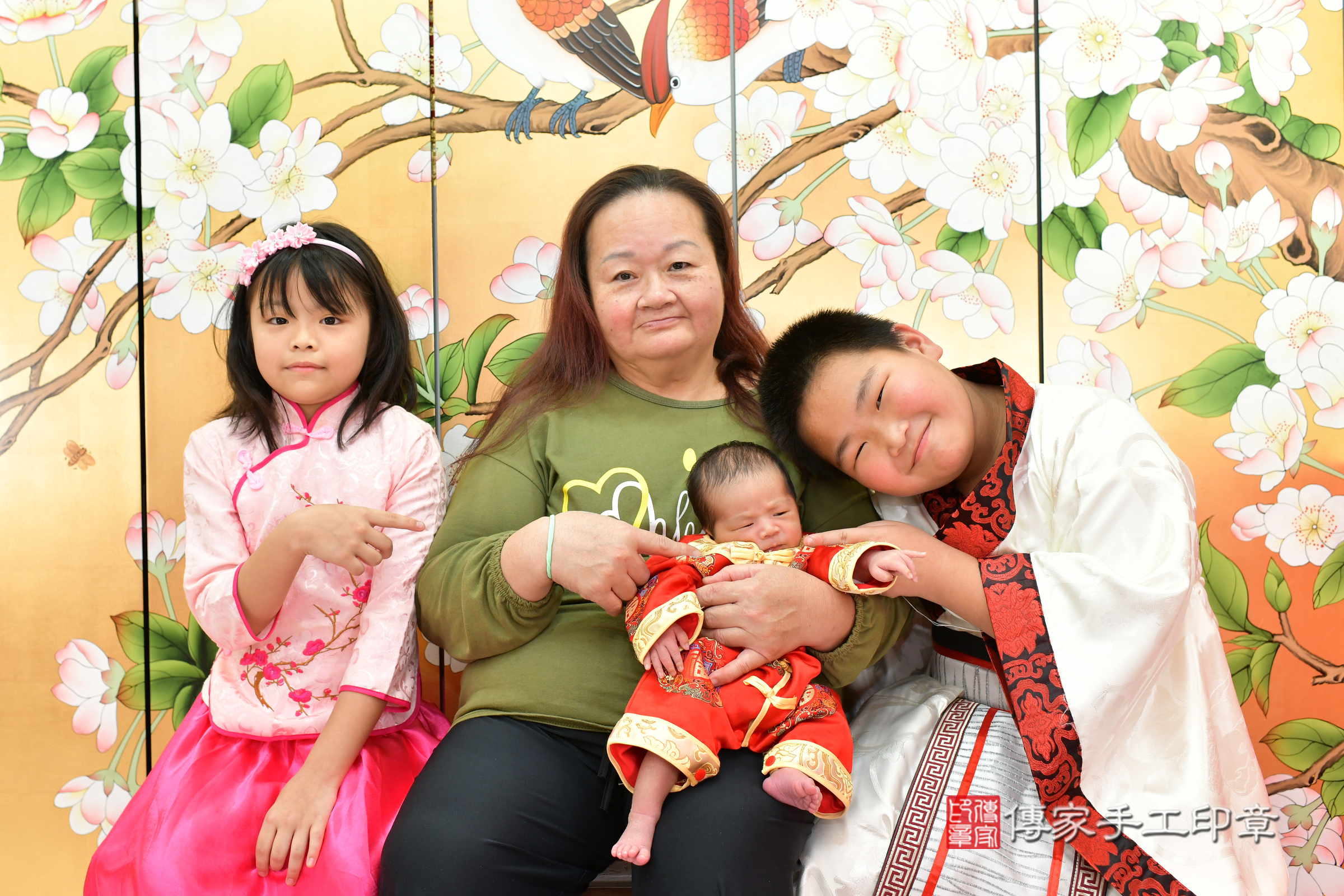 佑佑寶寶(台中市北區嬰兒寶寶滿月剃頭理髮、嬰兒剃胎毛儀式吉祥話)。中國風會場，爸媽寶貝穿「日中韓」古裝禮服。專業拍照、證書。★購買「臍帶章、肚臍章、胎毛筆刷印章」贈送：剃頭、收涎、抓周，三選一。2025.1.24，照片6