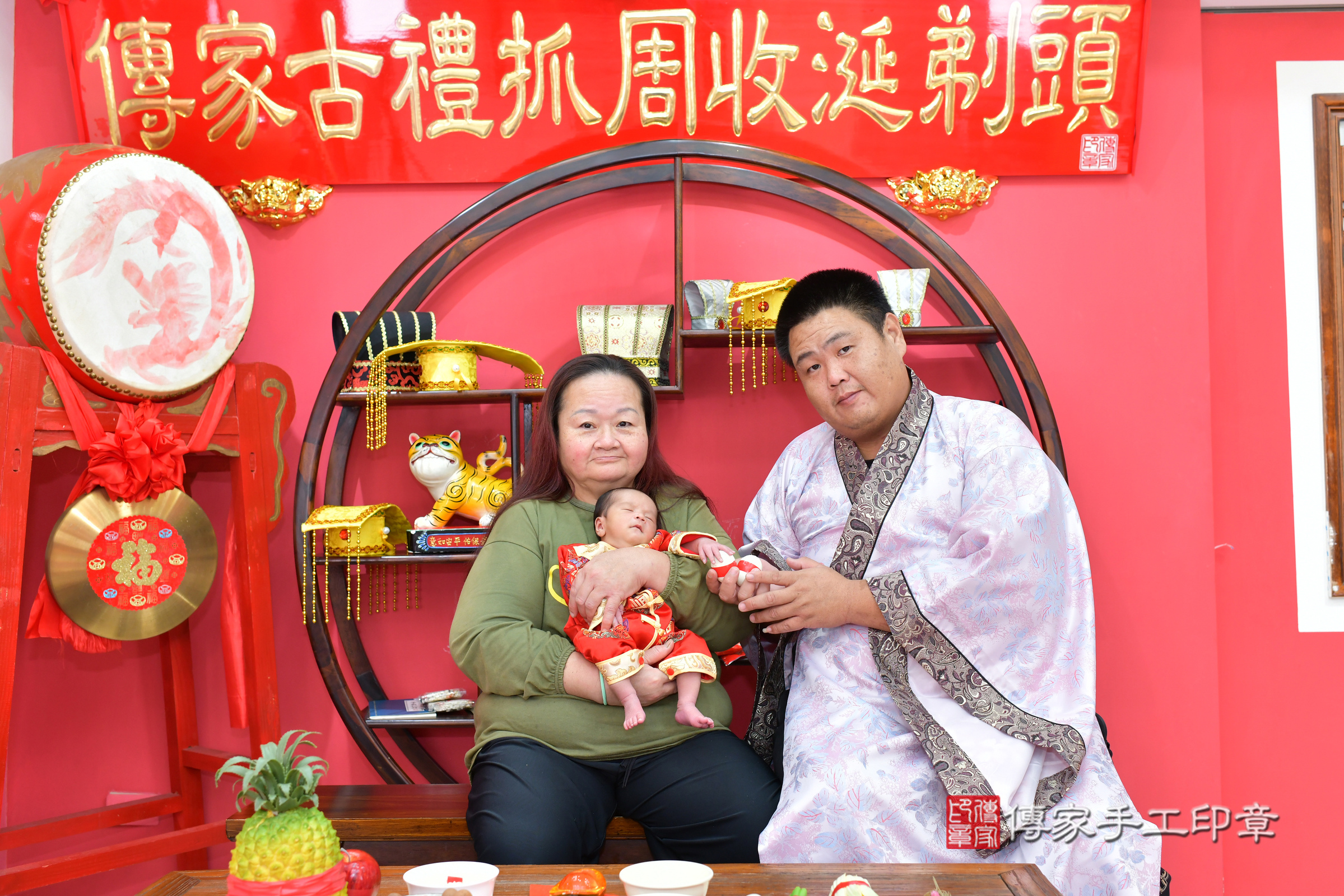 佑佑寶寶(台中市北區嬰兒寶寶滿月剃頭理髮、嬰兒剃胎毛儀式吉祥話)。中國風會場，爸媽寶貝穿「日中韓」古裝禮服。專業拍照、證書。★購買「臍帶章、肚臍章、胎毛筆刷印章」贈送：剃頭、收涎、抓周，三選一。2025.1.24，照片11