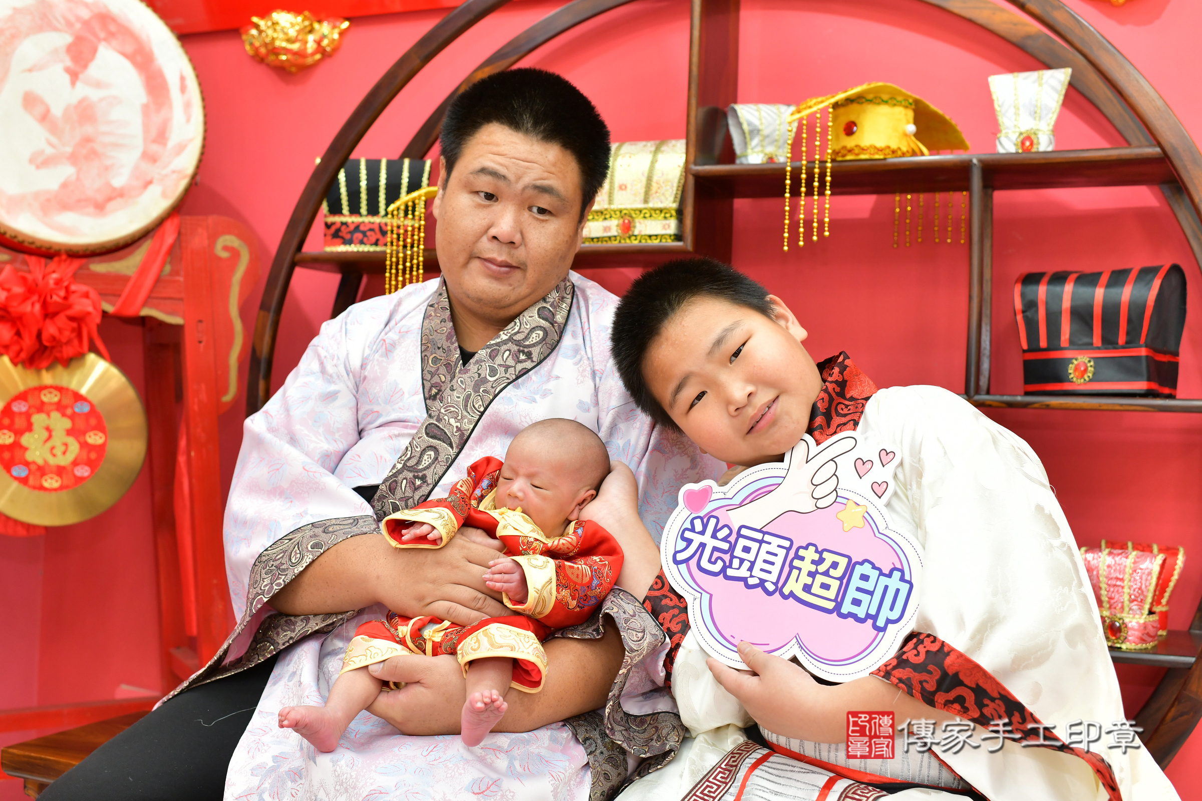 佑佑寶寶(台中市北區嬰兒寶寶滿月剃頭理髮、嬰兒剃胎毛儀式吉祥話)。中國風會場，爸媽寶貝穿「日中韓」古裝禮服。專業拍照、證書。★購買「臍帶章、肚臍章、胎毛筆刷印章」贈送：剃頭、收涎、抓周，三選一。2025.1.24，照片20
