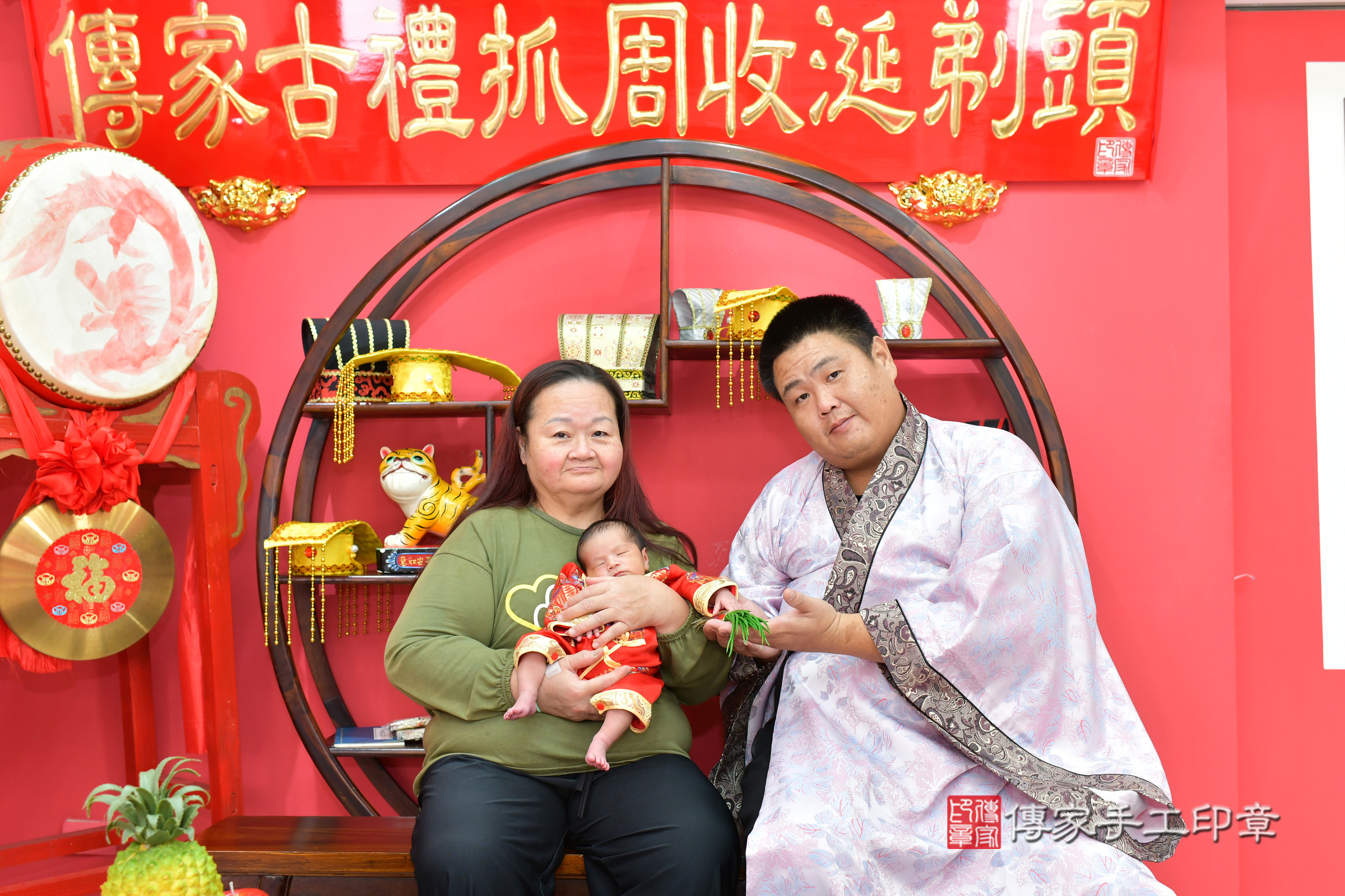 佑佑寶寶(台中市北區嬰兒寶寶滿月剃頭理髮、嬰兒剃胎毛儀式吉祥話)。中國風會場，爸媽寶貝穿「日中韓」古裝禮服。專業拍照、證書。★購買「臍帶章、肚臍章、胎毛筆刷印章」贈送：剃頭、收涎、抓周，三選一。2025.1.24，照片15