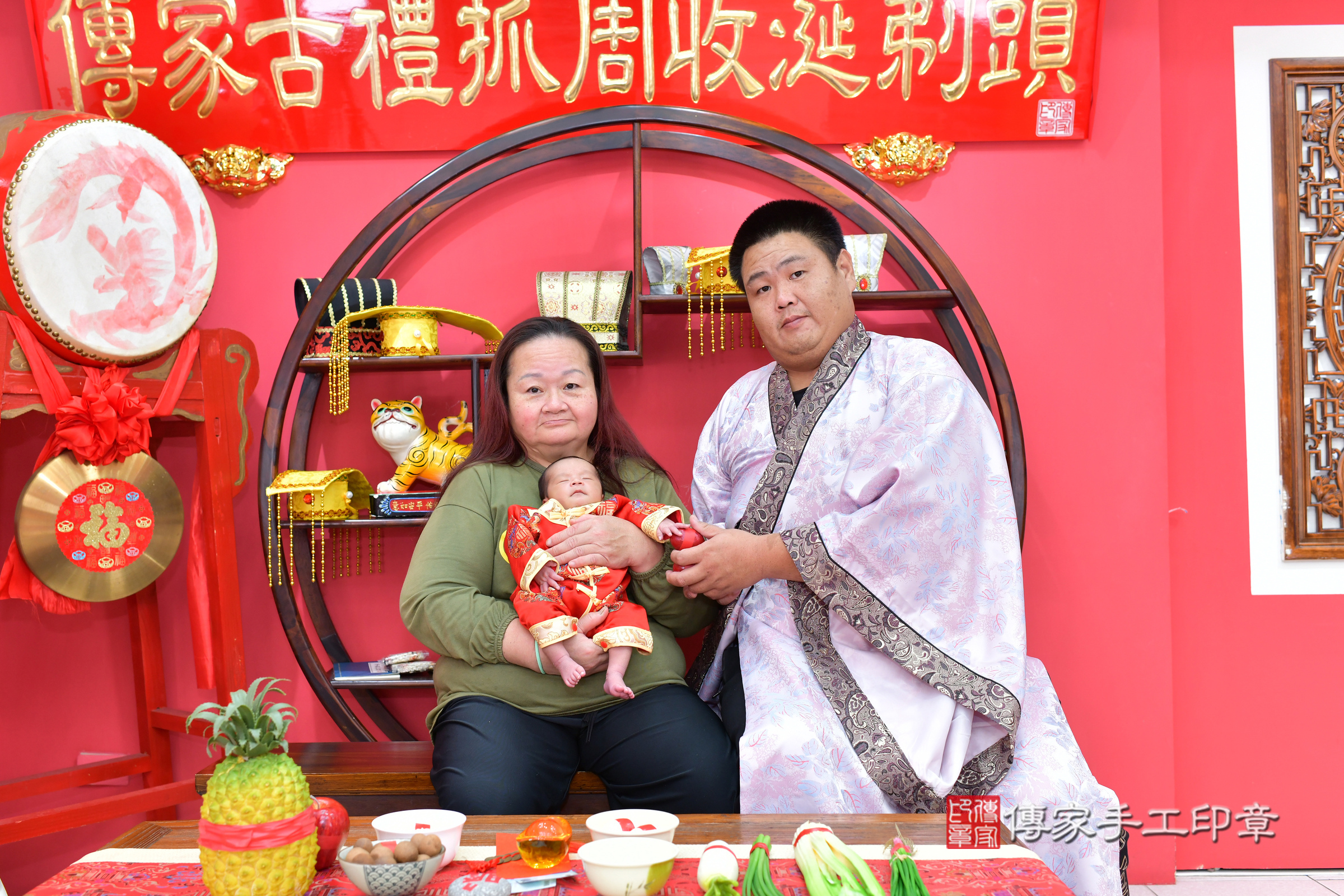 佑佑寶寶(台中市北區嬰兒寶寶滿月剃頭理髮、嬰兒剃胎毛儀式吉祥話)。中國風會場，爸媽寶貝穿「日中韓」古裝禮服。專業拍照、證書。★購買「臍帶章、肚臍章、胎毛筆刷印章」贈送：剃頭、收涎、抓周，三選一。2025.1.24，照片12
