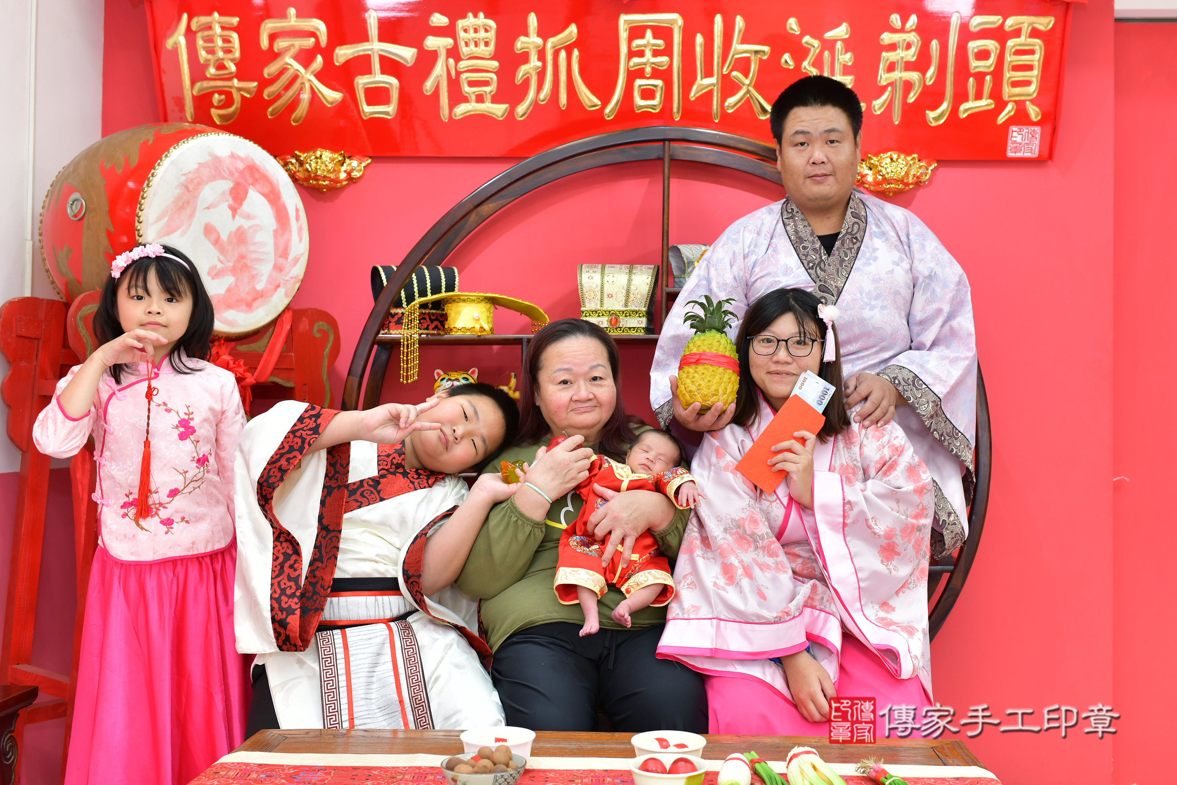 佑佑寶寶(台中市北區嬰兒寶寶滿月剃頭理髮、嬰兒剃胎毛儀式吉祥話)。中國風會場，爸媽寶貝穿「日中韓」古裝禮服。專業拍照、證書。★購買「臍帶章、肚臍章、胎毛筆刷印章」贈送：剃頭、收涎、抓周，三選一。2025.1.24，照片16