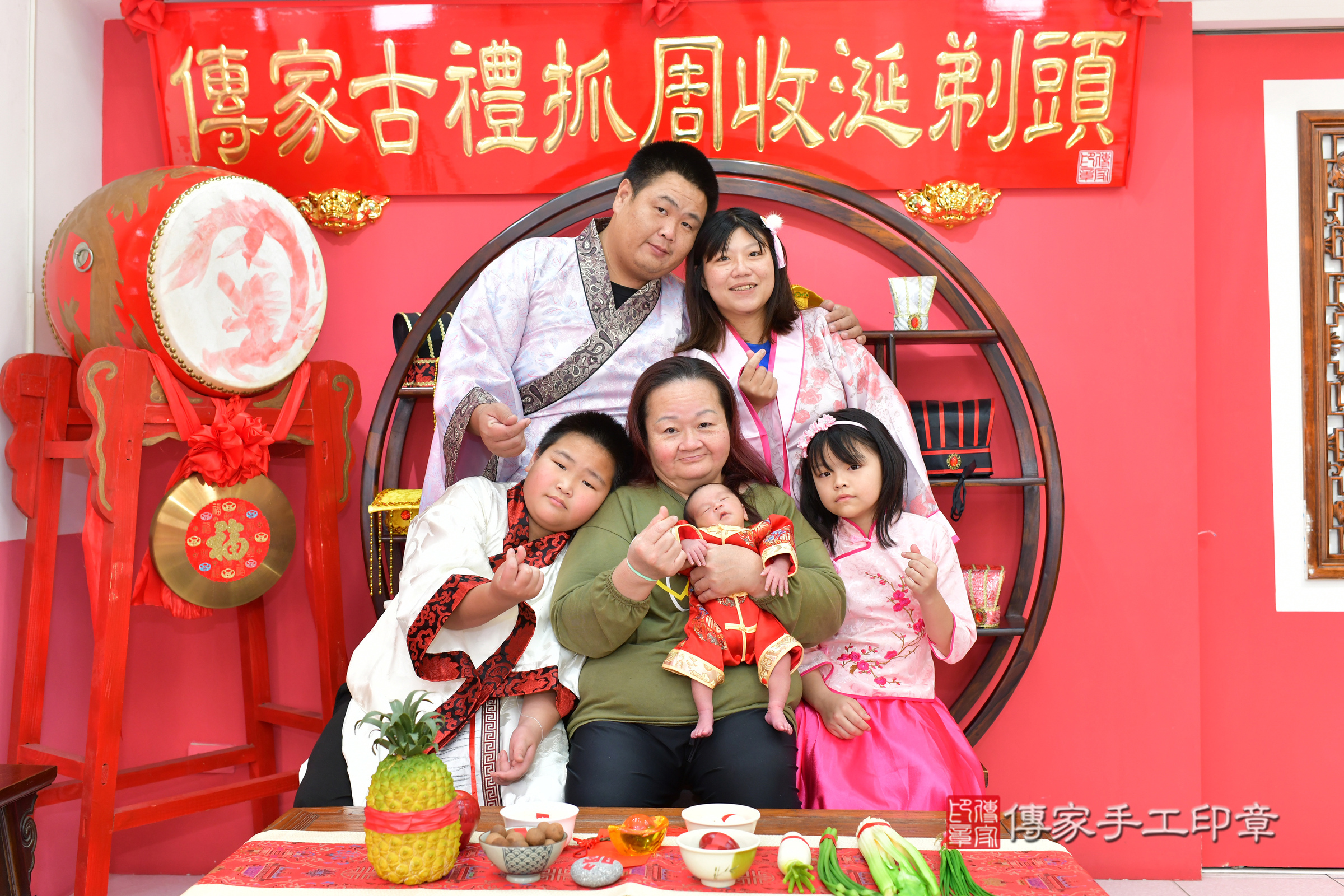 佑佑寶寶(台中市北區嬰兒寶寶滿月剃頭理髮、嬰兒剃胎毛儀式吉祥話)。中國風會場，爸媽寶貝穿「日中韓」古裝禮服。專業拍照、證書。★購買「臍帶章、肚臍章、胎毛筆刷印章」贈送：剃頭、收涎、抓周，三選一。2025.1.24，照片2