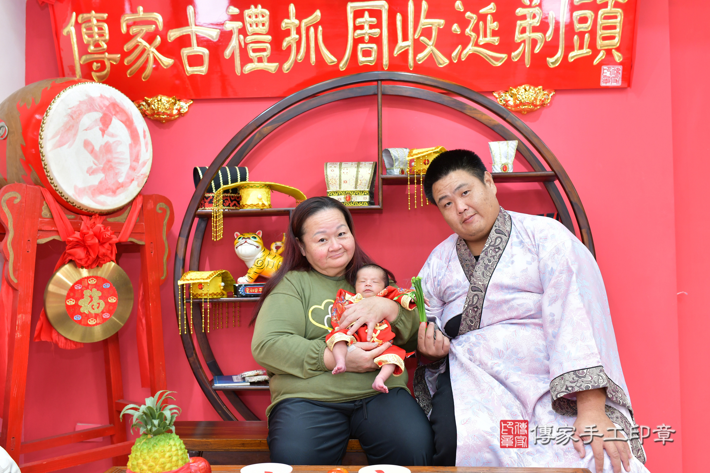 佑佑寶寶(台中市北區嬰兒寶寶滿月剃頭理髮、嬰兒剃胎毛儀式吉祥話)。中國風會場，爸媽寶貝穿「日中韓」古裝禮服。專業拍照、證書。★購買「臍帶章、肚臍章、胎毛筆刷印章」贈送：剃頭、收涎、抓周，三選一。2025.1.24，照片14