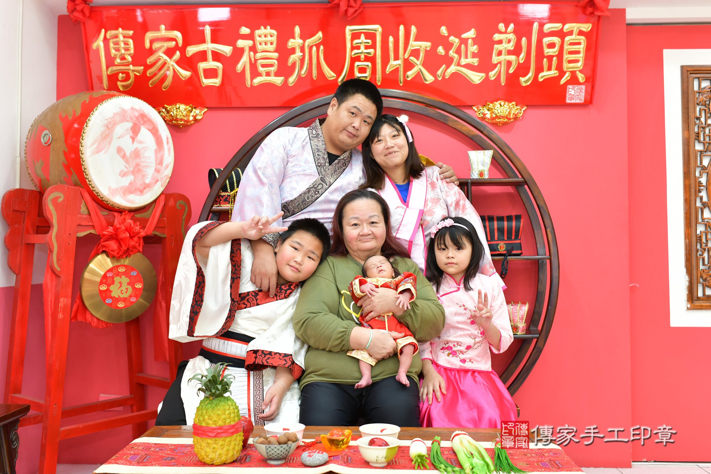 佑佑寶寶(台中市北區嬰兒寶寶滿月剃頭理髮、嬰兒剃胎毛儀式吉祥話)。中國風會場，爸媽寶貝穿「日中韓」古裝禮服。專業拍照、證書。★購買「臍帶章、肚臍章、胎毛筆刷印章」贈送：剃頭、收涎、抓周，三選一。2025.1.24，照片3